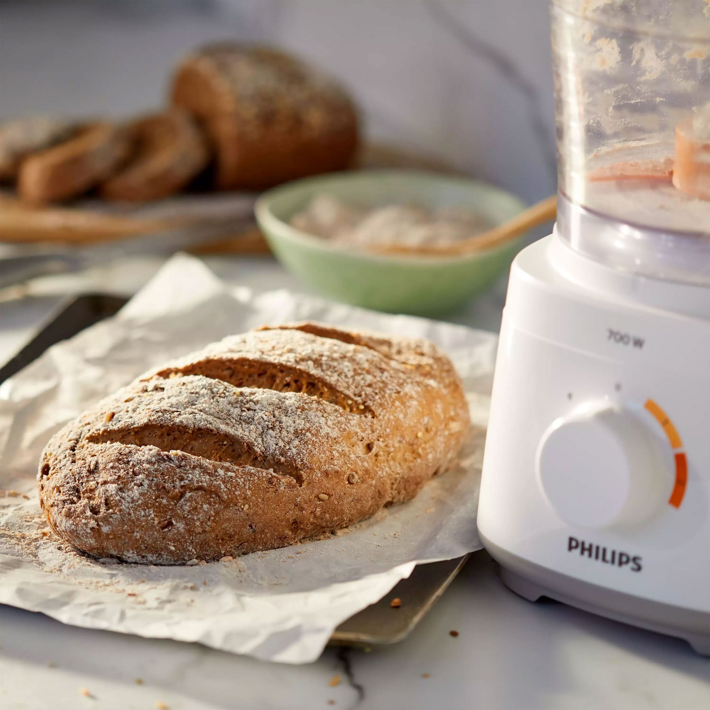 Robot de bucătărie Philips Daily HR7310/00, 700W (2 trepte și Pulse), 16 funcții, Bol 2.1l (uz 1.5l), Formă compactă, Tub alimentare XXL, Sistem anti-alunecare, Protector termic motor, 87dBA