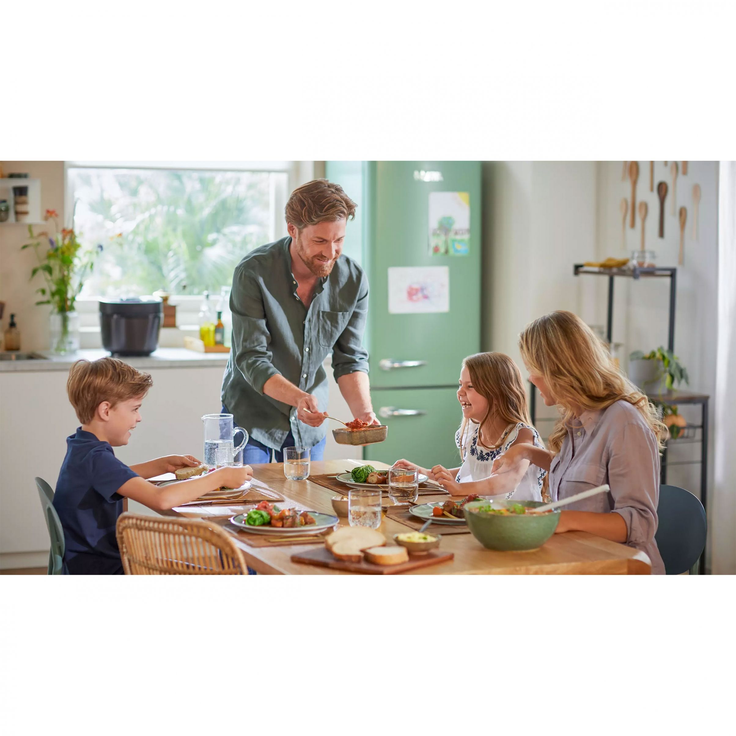 Multicooker electric sub presiune Philips All-In-One HD2151/40, 1000W, Volum 5l, 35 opțiuni meniu, Vas aluminiu teflonat, Temporizator 24 ore, Păstrare la cald 12 ore, Aplicație NutriU, Carte rețete