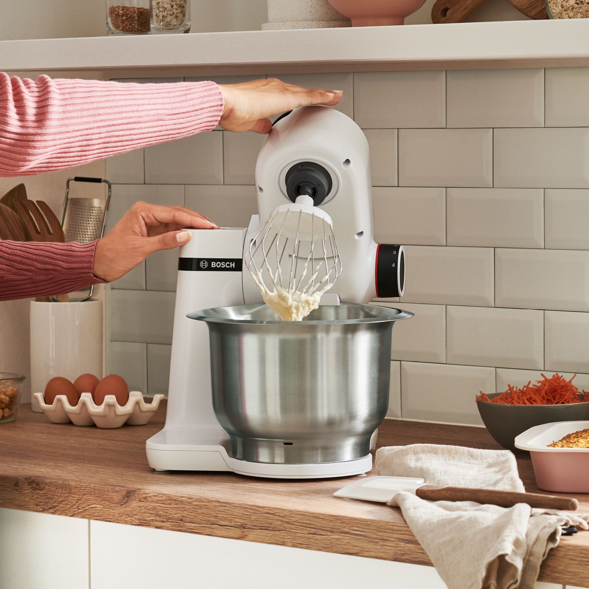 Robot de bucătărie planetar BOSCH Serie S2 MUMS2 MUMS2EW40, 700W (4 trepte), Bol inox 3.8l, Set de patiserie, Soft Start, Design compact, Control electronic al puterii, G4.4kg, Fully White