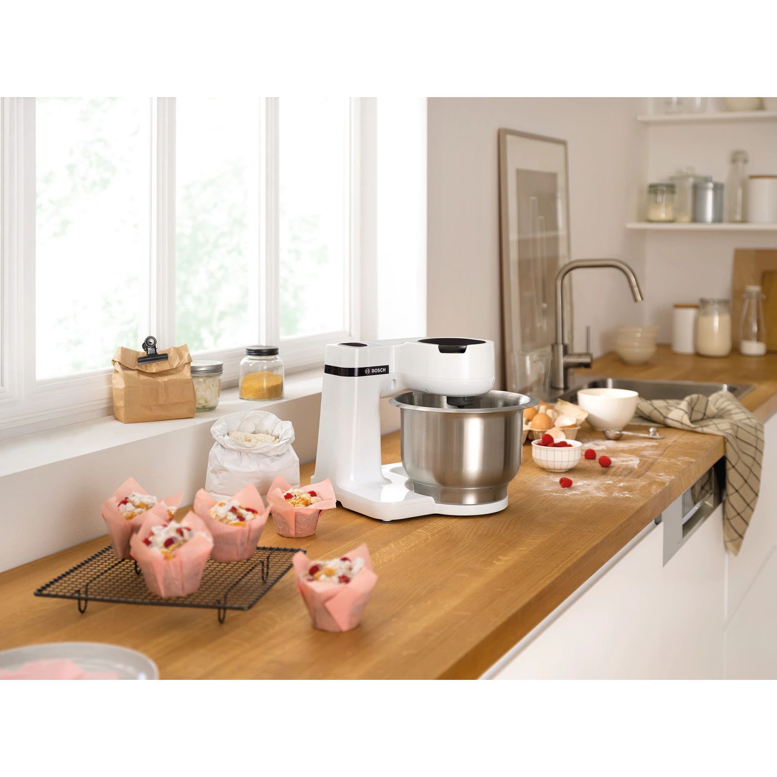 Robot de bucătărie planetar BOSCH Serie S2 MUMS2 MUMS2EW00, 700W (4 trepte), Bol inox 3.8l, Set de patiserie, Soft Start, Design compact, Control electronic al puterii, G4.4kg, Fully White
