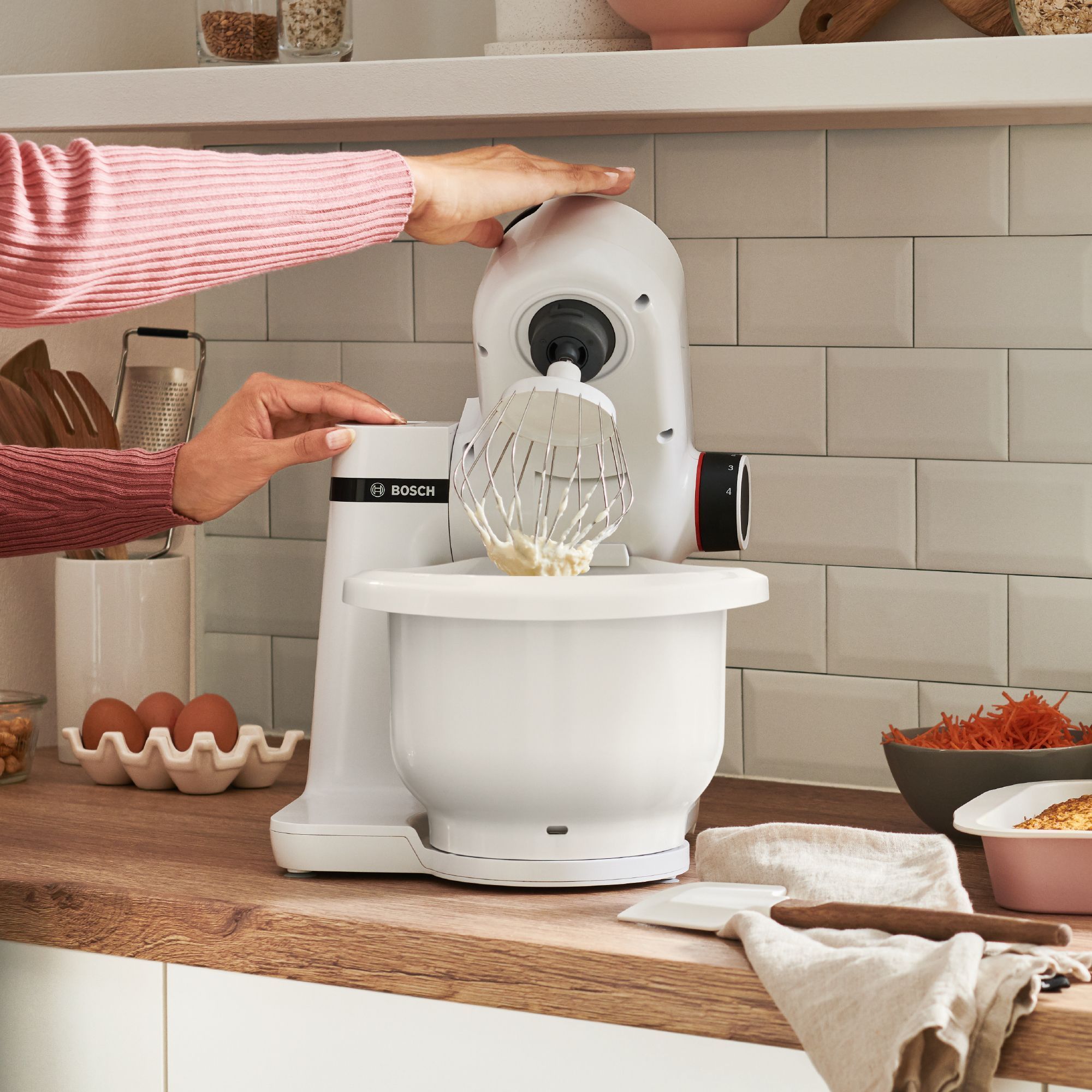 Robot de bucătărie planetar BOSCH Serie S2 MUMS2 MUMS2AW00, 700W (4 trepte), Bol plastic 3.8l, Set de patiserie, Soft Start, Design compact, Control electronic al puterii, G4.4kg, Fully White