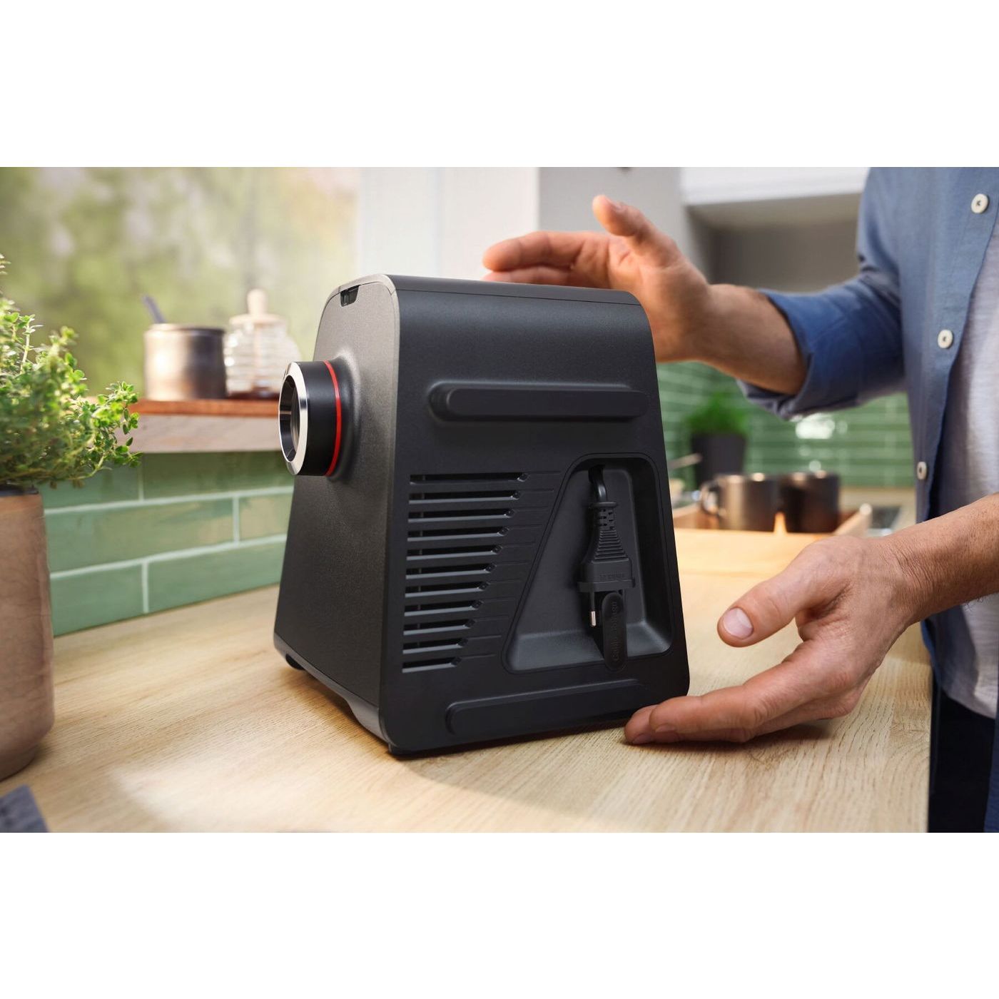 Mașină de tocat carne BOSCH Serie 4 MultiPower MFWS440B, Vârf 2000W (2 trepte și revers), Nominală 500W, 2.5kg/min, Răzătoare, Cârnați, Kebbe, Cuțit două tăișuri, Neagră
