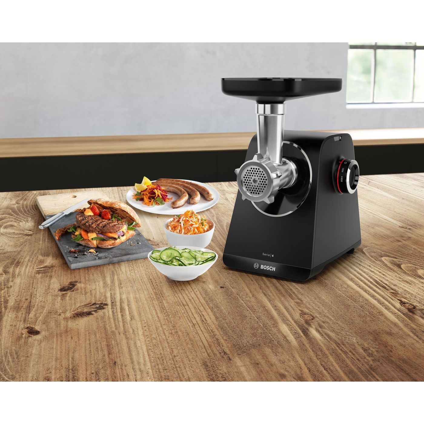 Mașină de tocat carne BOSCH Serie 4 MultiPower MFWS440B, Vârf 2000W (2 trepte și revers), Nominală 500W, 2.5kg/min, Răzătoare, Cârnați, Kebbe, Cuțit două tăișuri, Neagră