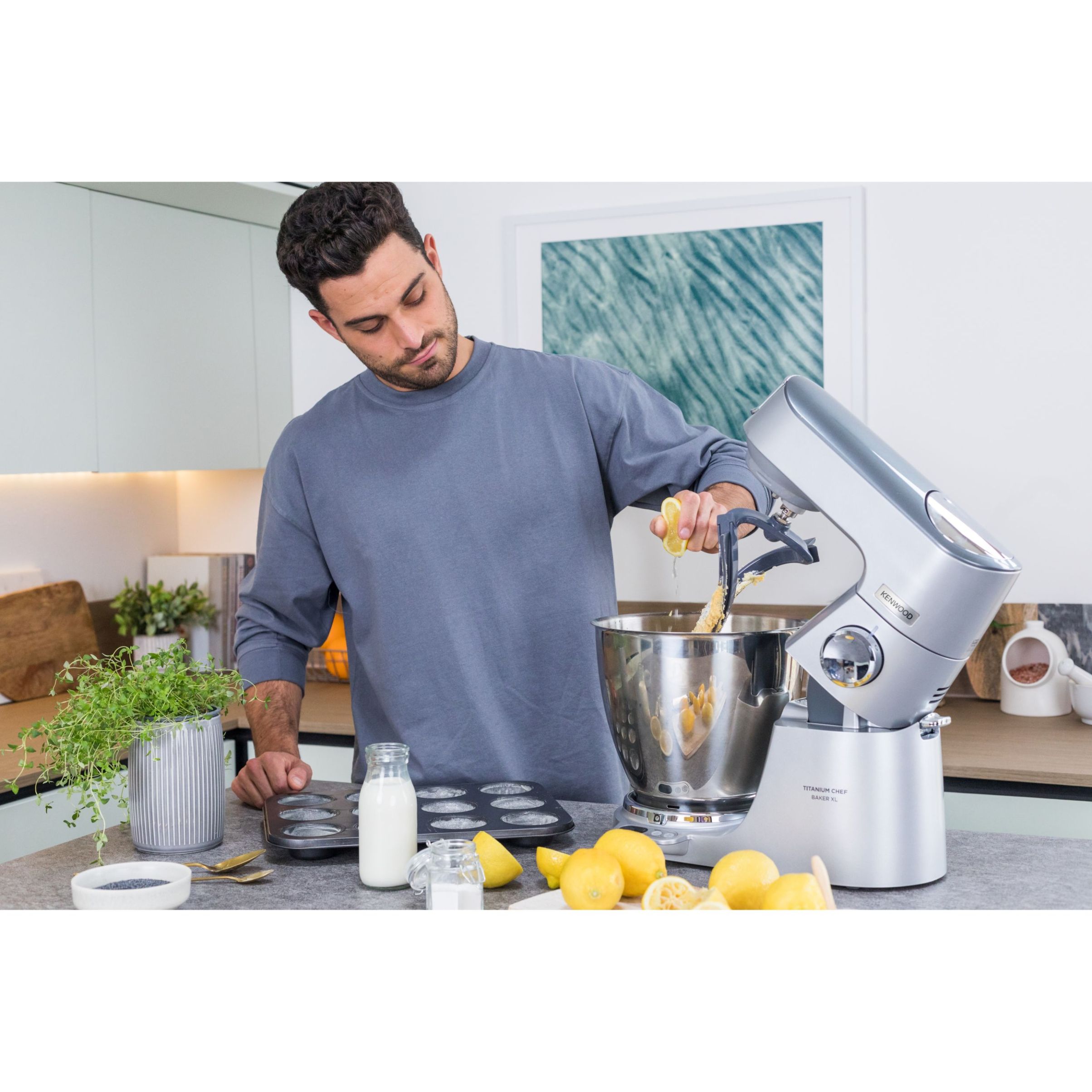 Robot de bucătărie planetar KENWOOD Titanium Chef Baker XL KVL85.124SI – 0W20011385, 1200W, 2 vase (7l/5l), Cântar integrat, Blender, Silver