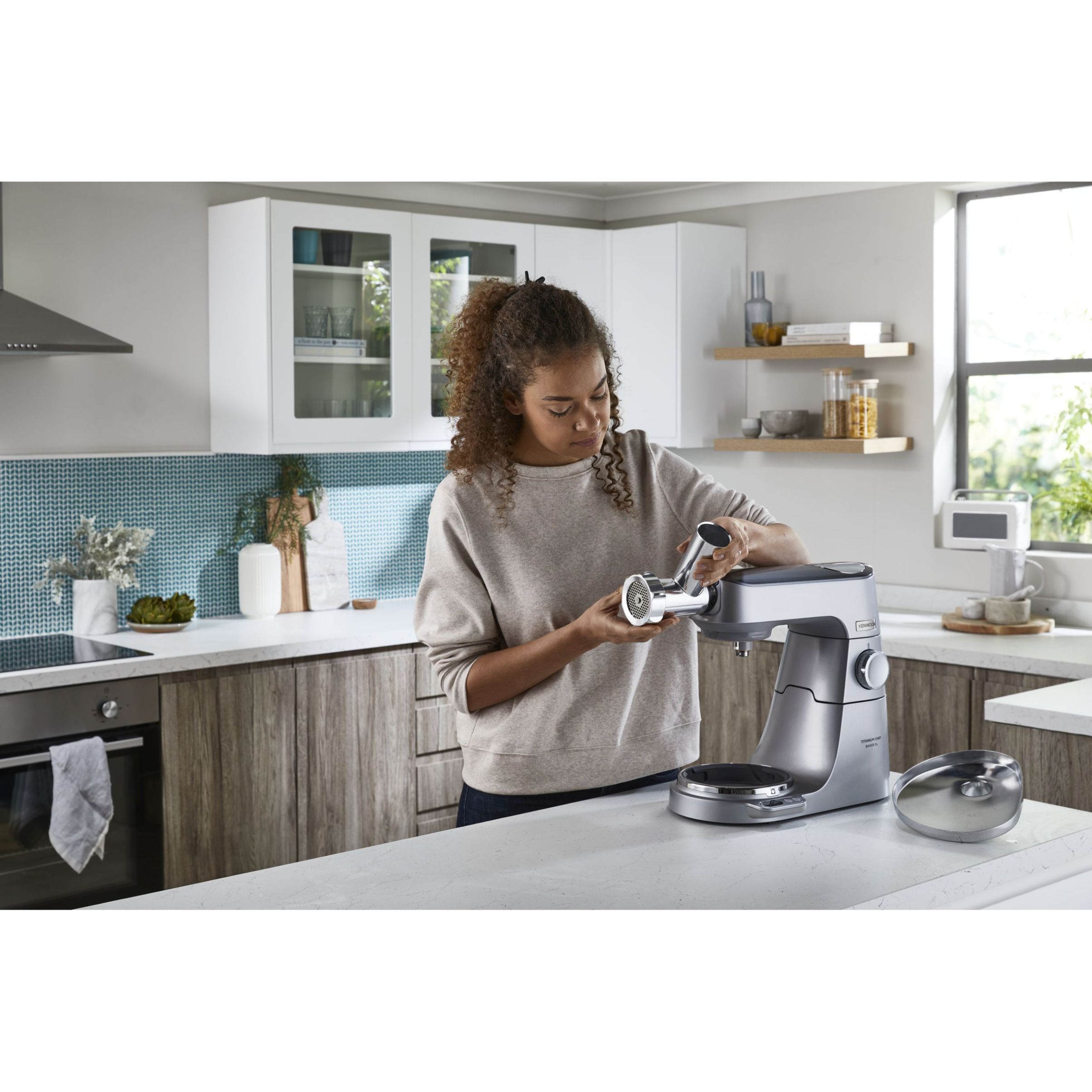 Robot de bucătărie planetar KENWOOD Titanium Chef Baker XL KVL85.124SI – 0W20011385, 1200W, 2 vase (7l/5l), Cântar integrat, Blender, Silver