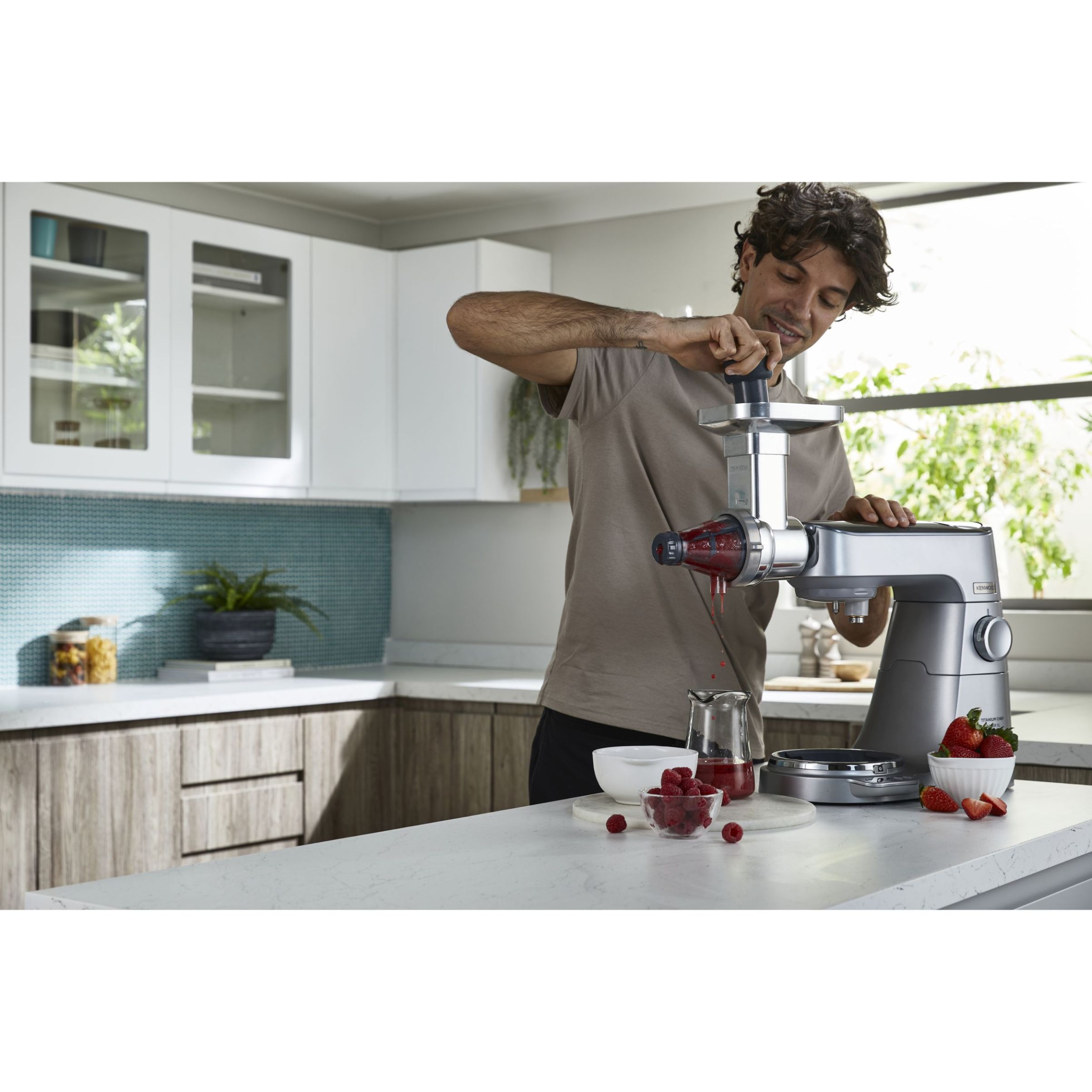 Robot de bucătărie planetar KENWOOD Titanium Chef Baker XL KVL85.124SI – 0W20011385, 1200W, 2 vase (7l/5l), Cântar integrat, Blender, Silver