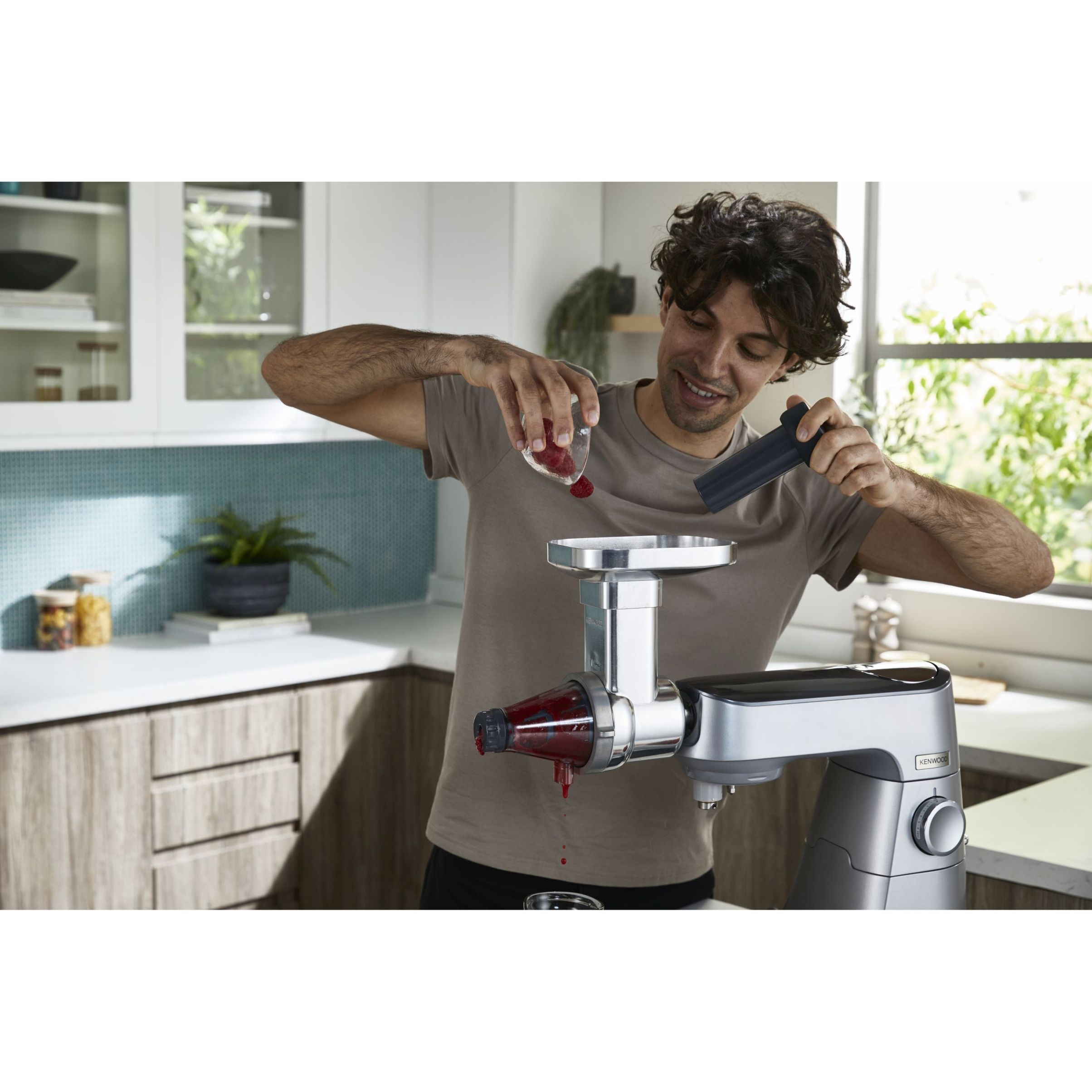 Robot de bucătărie planetar KENWOOD Titanium Chef Baker XL KVL85.124SI – 0W20011385, 1200W, 2 vase (7l/5l), Cântar integrat, Blender, Silver