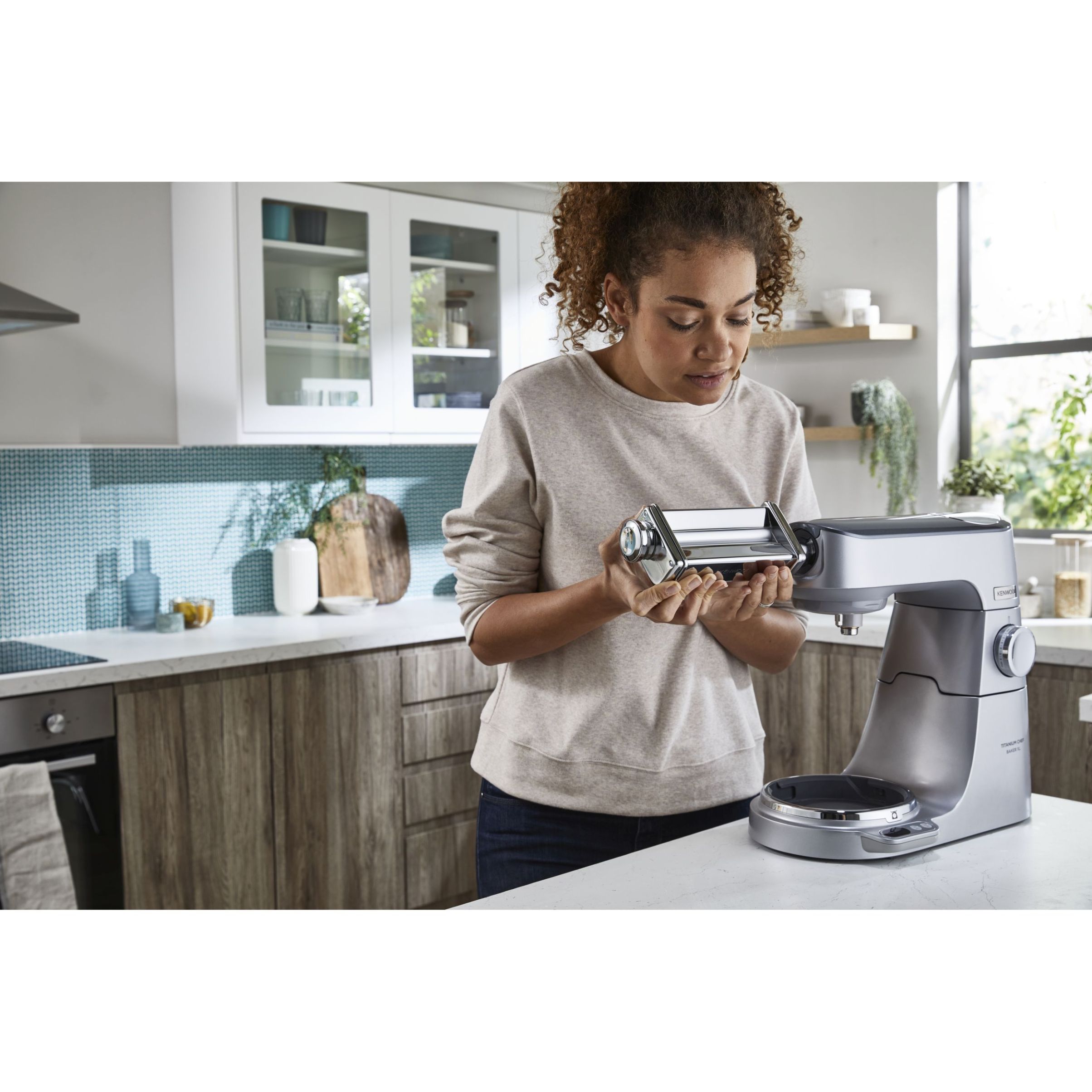 Robot de bucătărie planetar KENWOOD Titanium Chef Baker XL KVL85.124SI – 0W20011385, 1200W, 2 vase (7l/5l), Cântar integrat, Blender, Silver