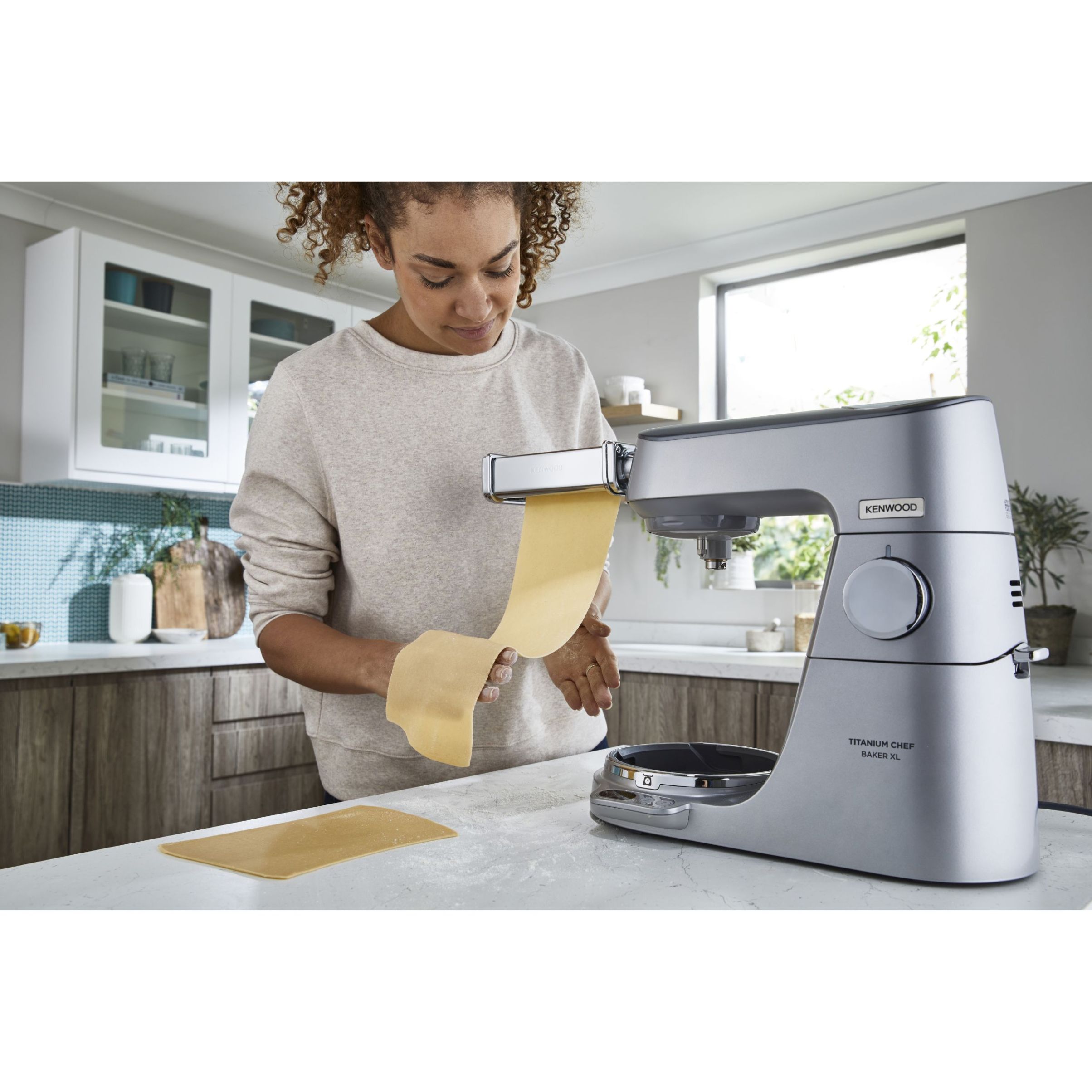 Robot de bucătărie planetar KENWOOD Titanium Chef Baker XL KVL85.124SI – 0W20011385, 1200W, 2 vase (7l/5l), Cântar integrat, Blender, Silver