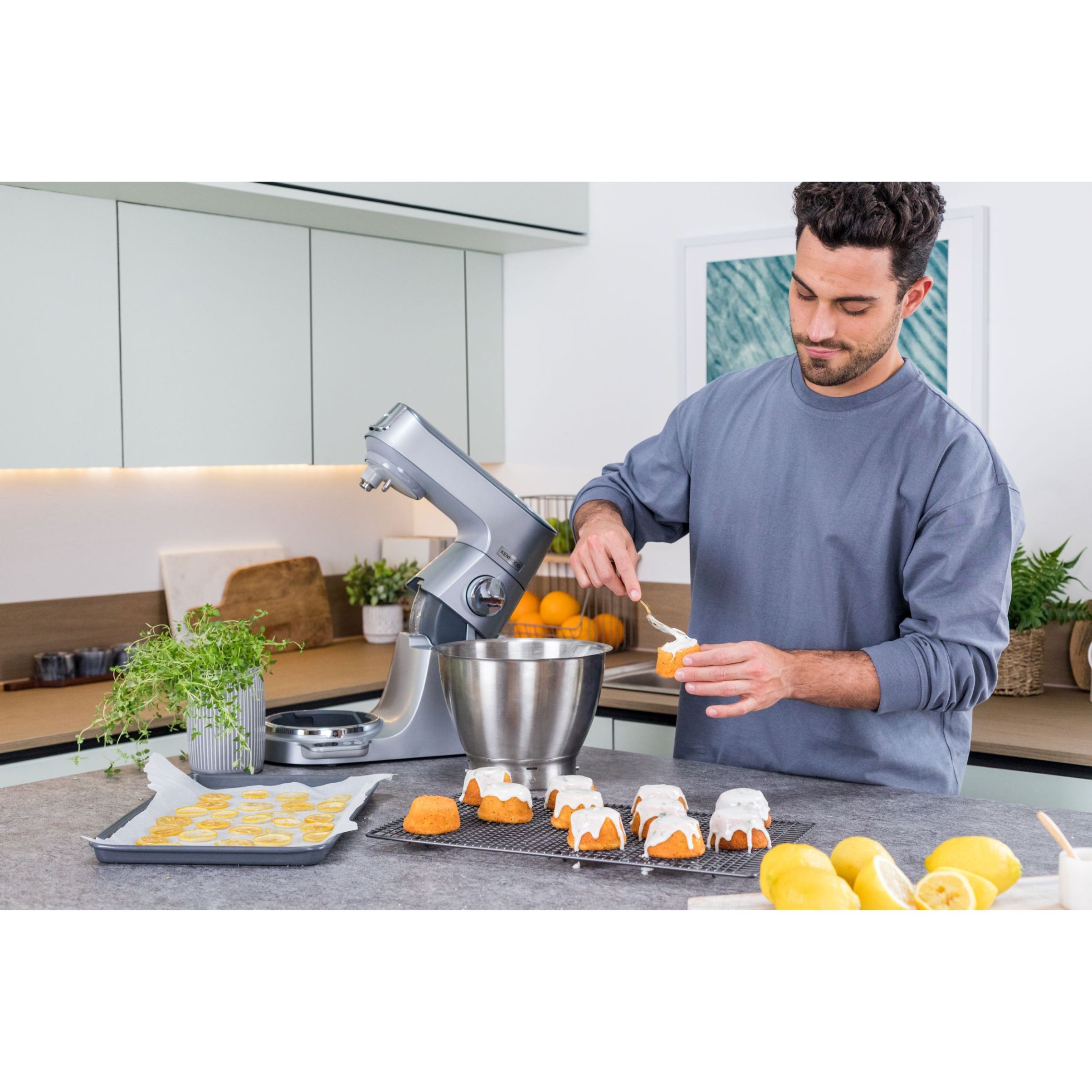 Robot de bucătărie planetar KENWOOD Titanium Chef Baker XL KVL85.004SI – 0W20011377, 1200W, 2 vase (7l/5l), Cântar integrat, G11.50kg, Silver