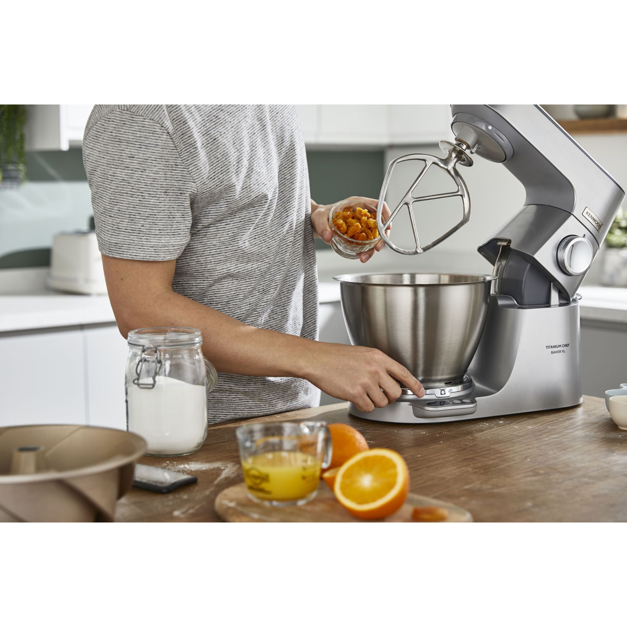 Robot de bucătărie planetar KENWOOD Titanium Chef Baker XL KVL85.004SI – 0W20011377, 1200W, 2 vase (7l/5l), Cântar integrat, G11.50kg, Silver