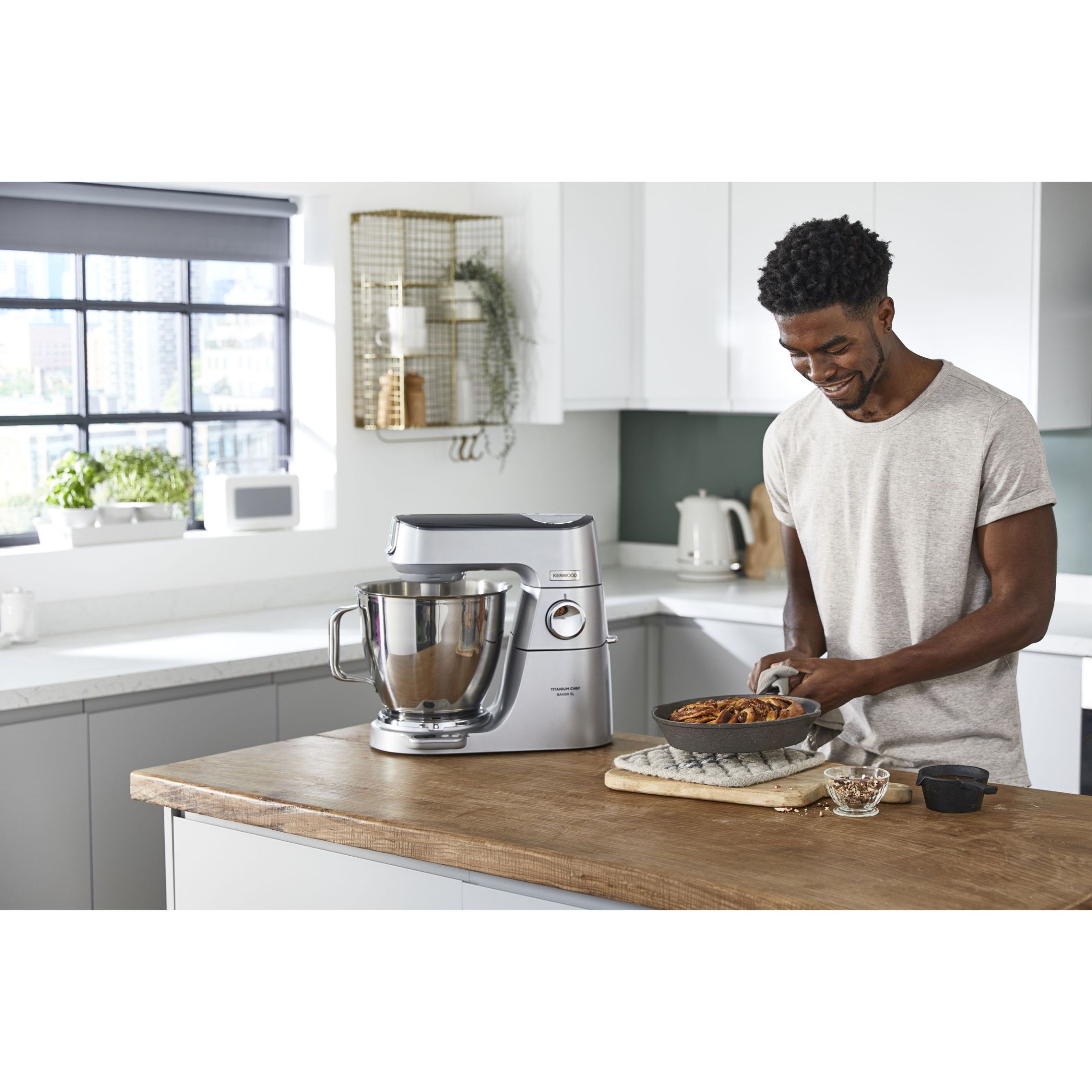 Robot de bucătărie planetar KENWOOD Titanium Chef Baker XL KVL85.004SI – 0W20011377, 1200W, 2 vase (7l/5l), Cântar integrat, G11.50kg, Silver