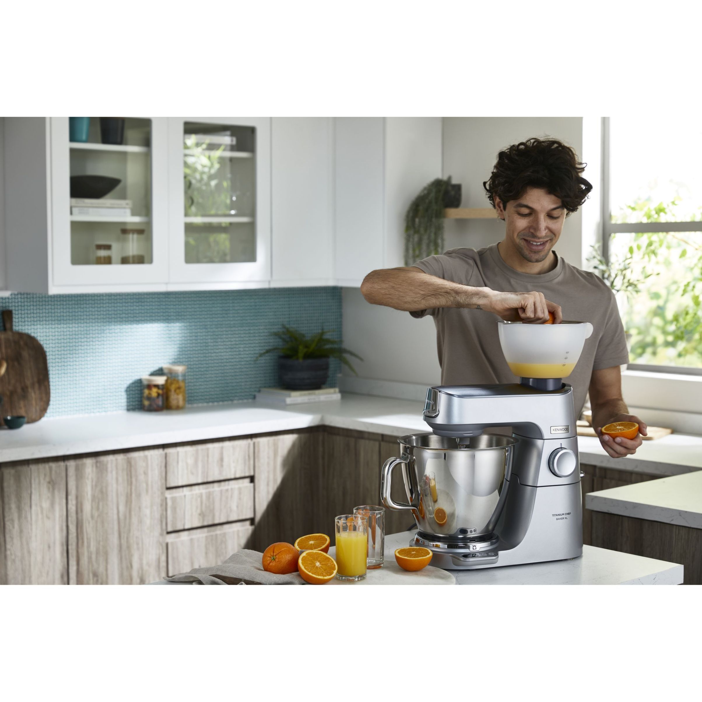 Robot de bucătărie planetar KENWOOD Titanium Chef Baker XL KVL85.004SI – 0W20011377, 1200W, 2 vase (7l/5l), Cântar integrat, G11.50kg, Silver