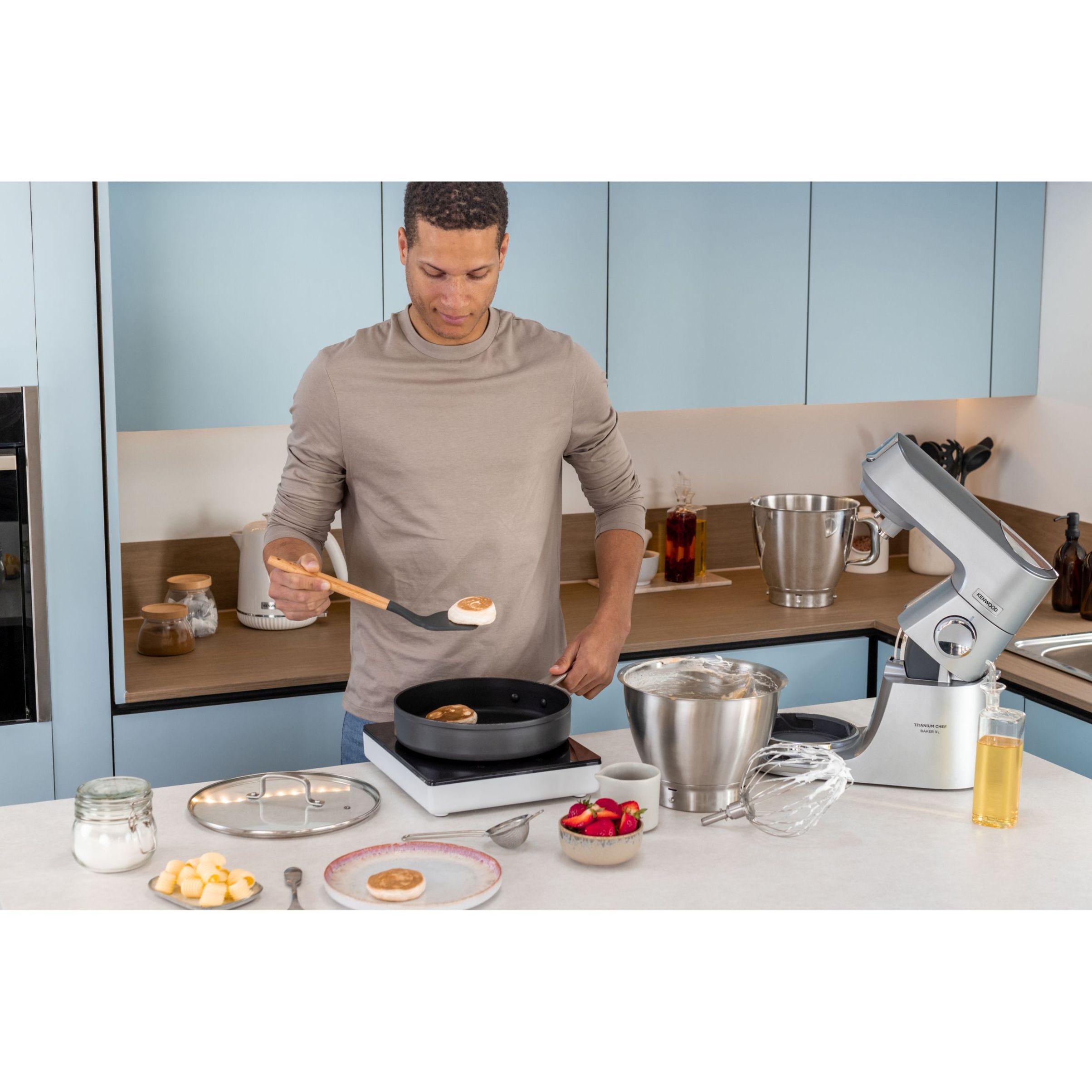 Robot de bucătărie planetar KENWOOD Titanium Chef Baker XL KVL85.004SI – 0W20011377, 1200W, 2 vase (7l/5l), Cântar integrat, G11.50kg, Silver