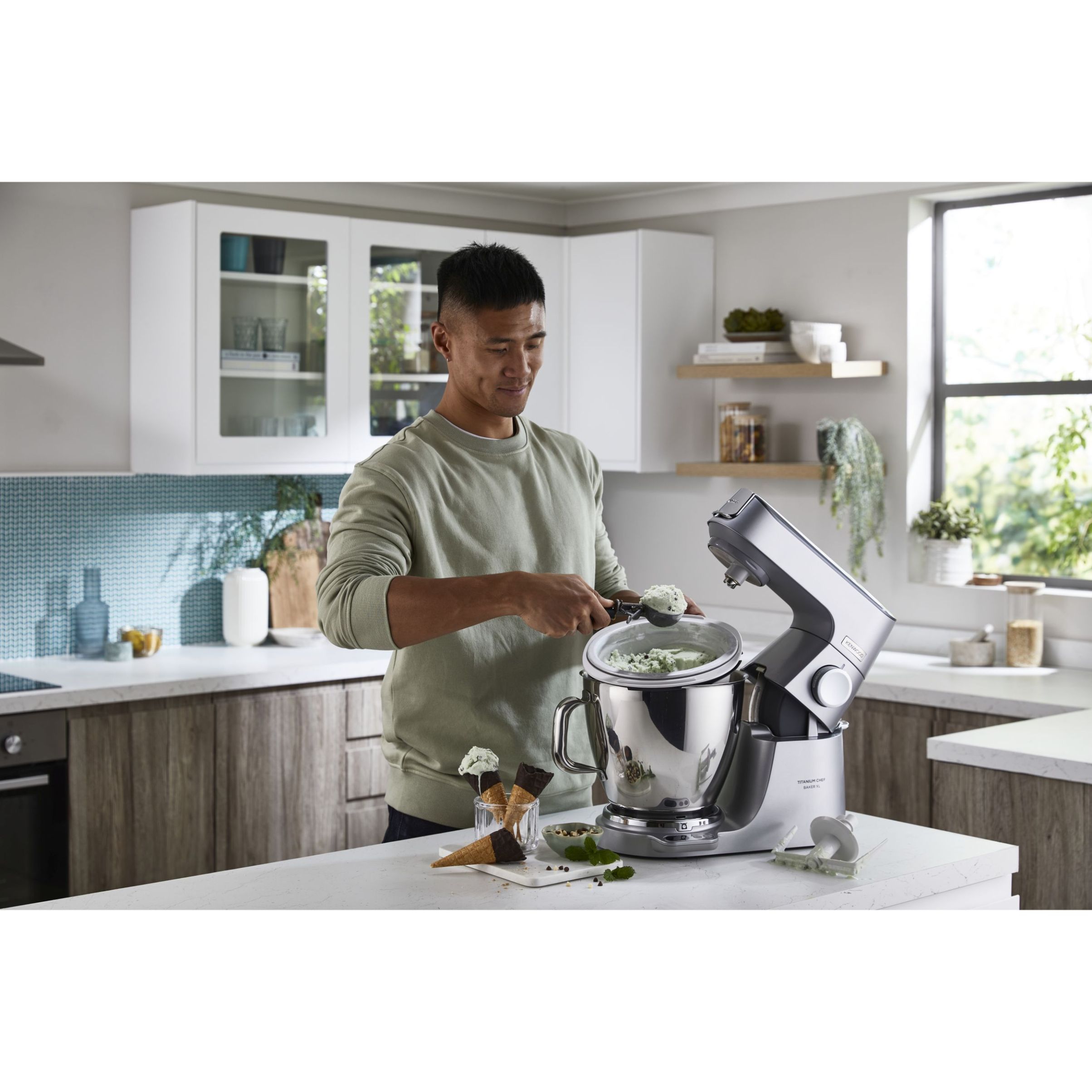 Robot de bucătărie planetar KENWOOD Titanium Chef Baker XL KVL85.004SI – 0W20011377, 1200W, 2 vase (7l/5l), Cântar integrat, G11.50kg, Silver