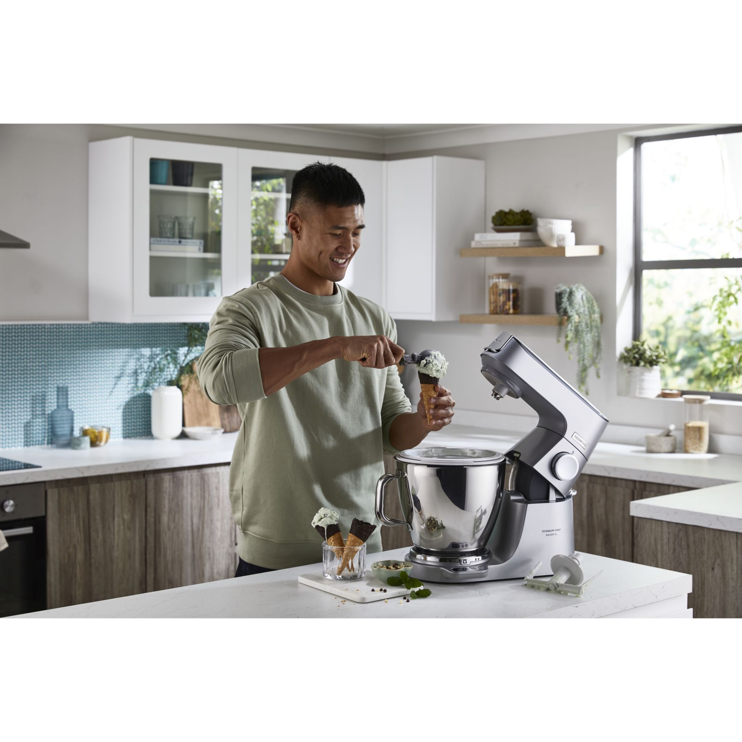 Robot de bucătărie planetar KENWOOD Titanium Chef Baker XL KVL85.004SI – 0W20011377, 1200W, 2 vase (7l/5l), Cântar integrat, G11.50kg, Silver