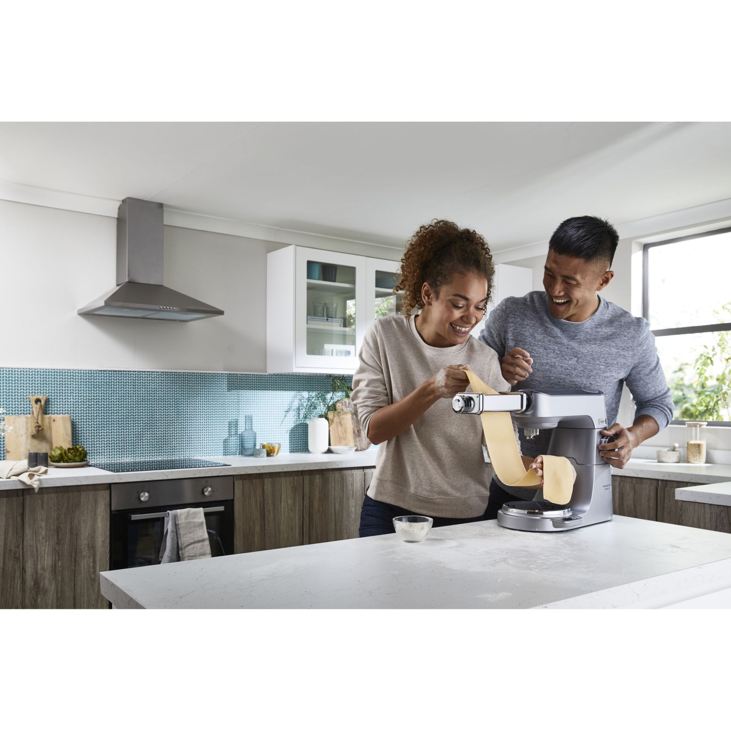 Robot de bucătărie planetar KENWOOD Titanium Chef Baker XL KVL85.004SI – 0W20011377, 1200W, 2 vase (7l/5l), Cântar integrat, G11.50kg, Silver