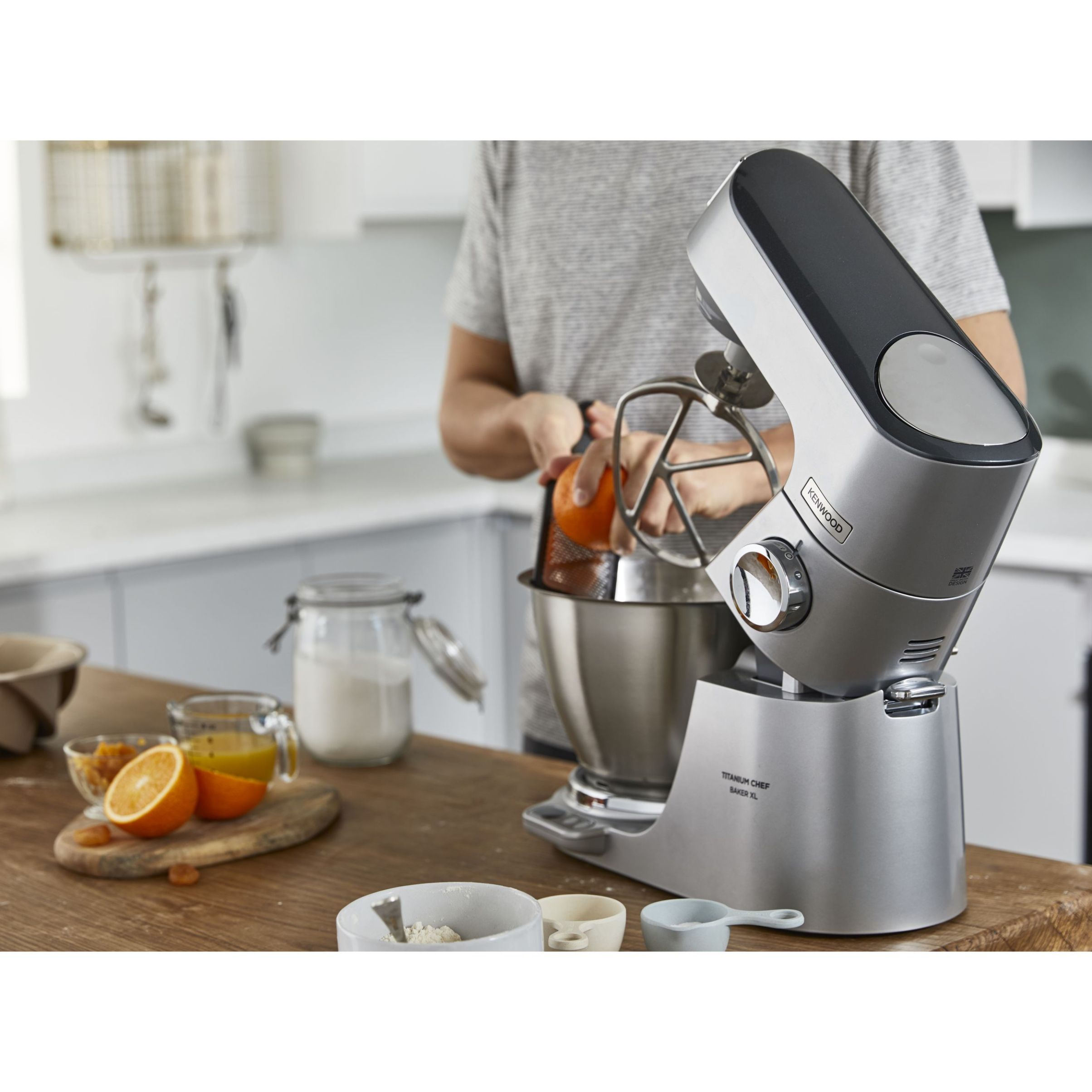 Robot de bucătărie planetar KENWOOD Titanium Chef Baker XL KVL85.704SI – 0W20011480, 1200W, 2 vase (7l/5l), Cântar, Blender, Mașină de tocat, Procesor alimente, Storcător citrice, Tocător, G20.03kg