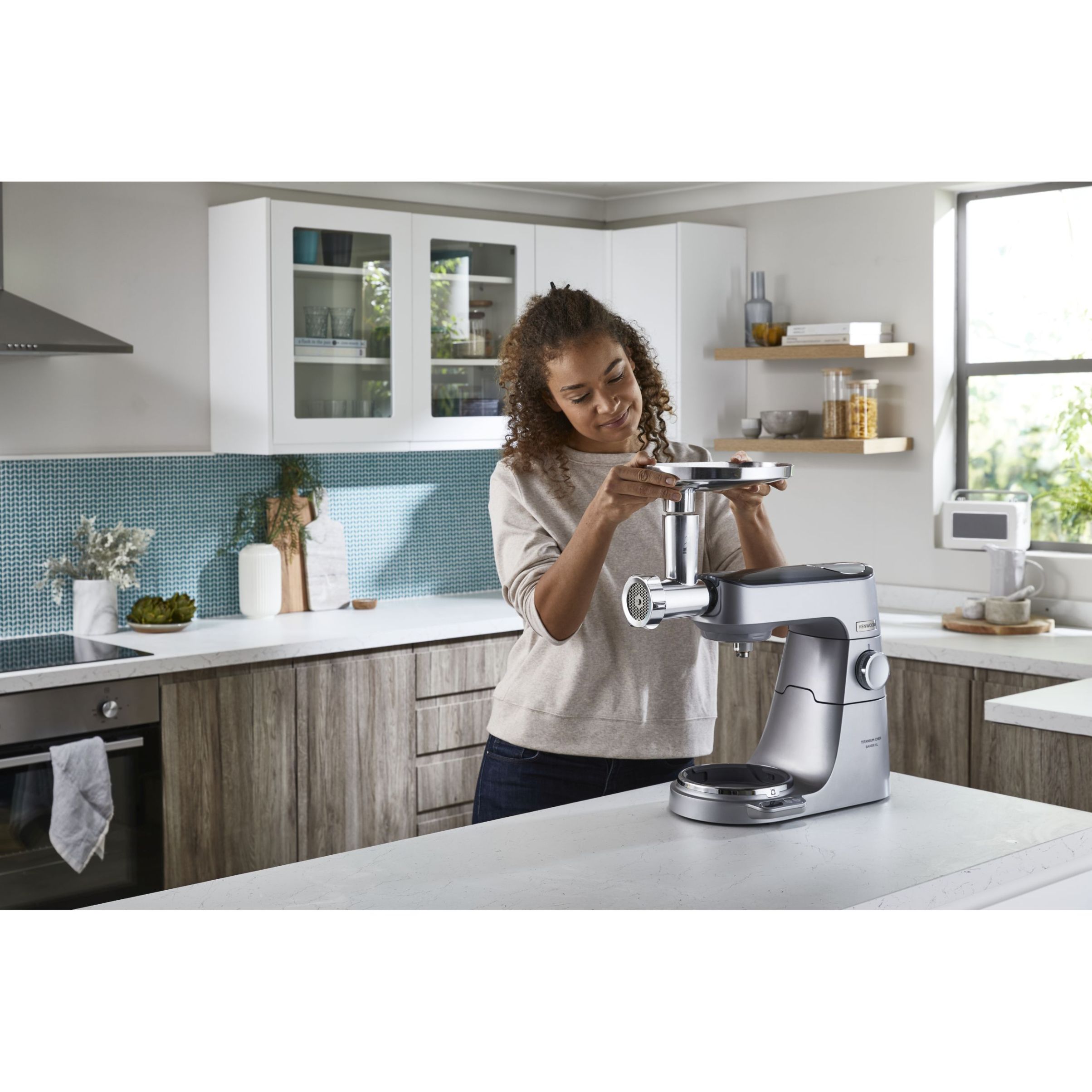 Robot de bucătărie planetar KENWOOD Titanium Chef Baker XL KVL85.704SI – 0W20011480, 1200W, 2 vase (7l/5l), Cântar, Blender, Mașină de tocat, Procesor alimente, Storcător citrice, Tocător, G20.03kg