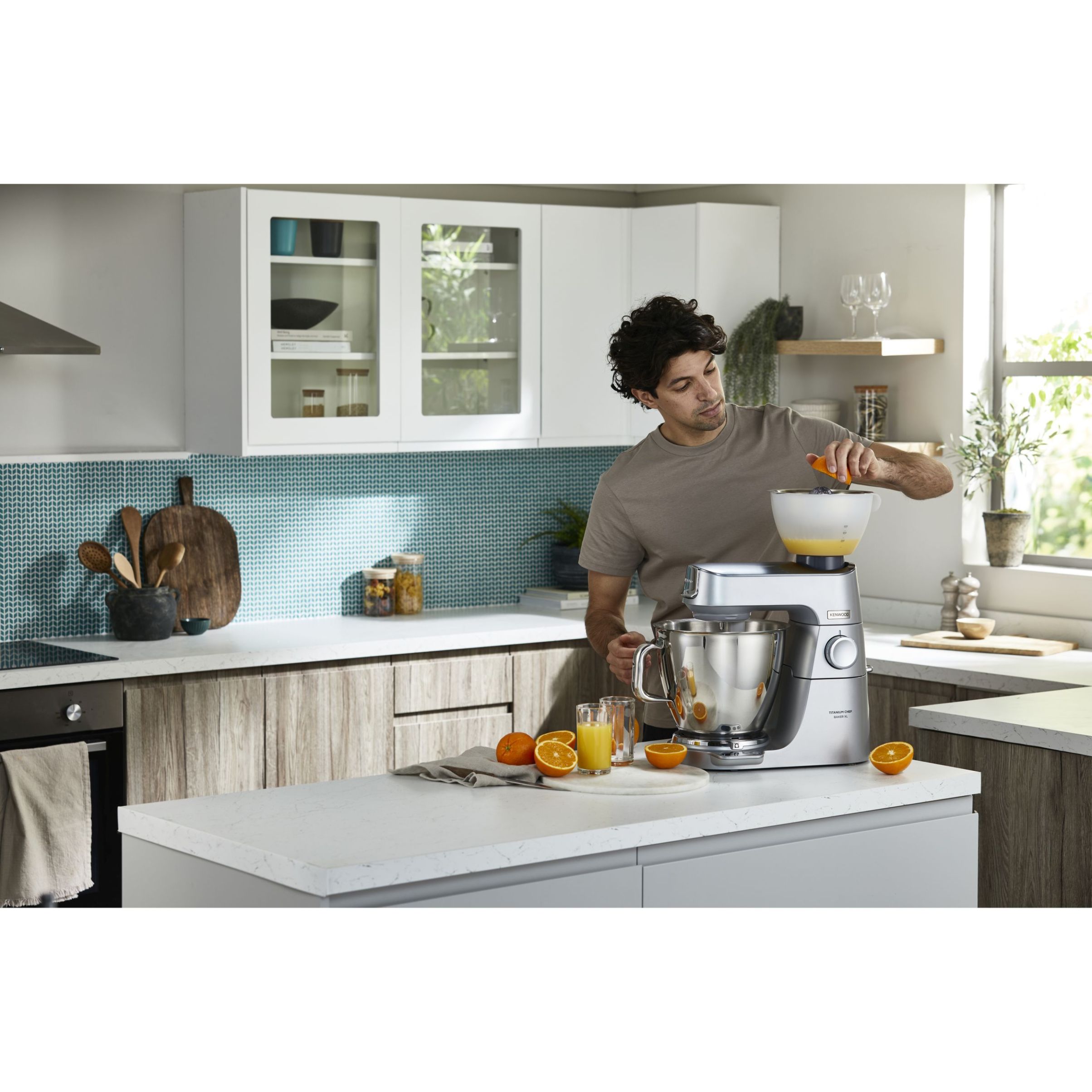 Robot de bucătărie planetar KENWOOD Titanium Chef Baker XL KVL85.704SI – 0W20011480, 1200W, 2 vase (7l/5l), Cântar, Blender, Mașină de tocat, Procesor alimente, Storcător citrice, Tocător, G20.03kg