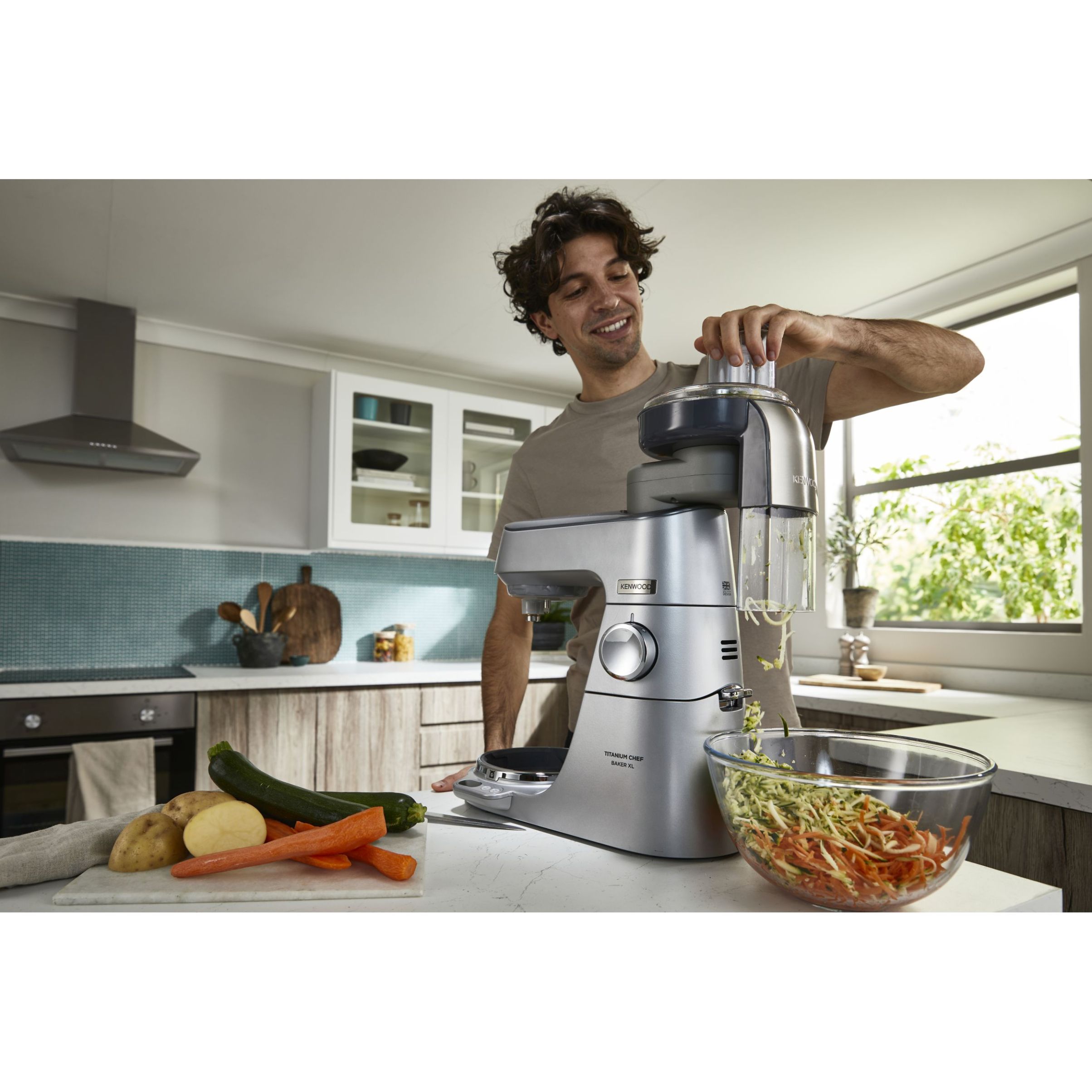 Robot de bucătărie planetar KENWOOD Titanium Chef Baker XL KVL85.704SI – 0W20011480, 1200W, 2 vase (7l/5l), Cântar, Blender, Mașină de tocat, Procesor alimente, Storcător citrice, Tocător, G20.03kg