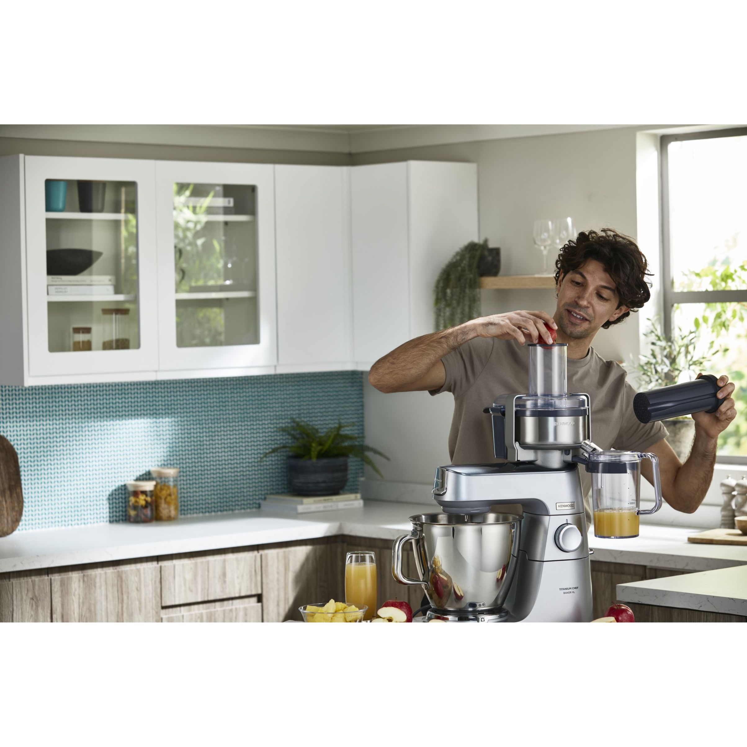 Robot de bucătărie planetar KENWOOD Titanium Chef Baker XL KVL85.704SI – 0W20011480, 1200W, 2 vase (7l/5l), Cântar, Blender, Mașină de tocat, Procesor alimente, Storcător citrice, Tocător, G20.03kg