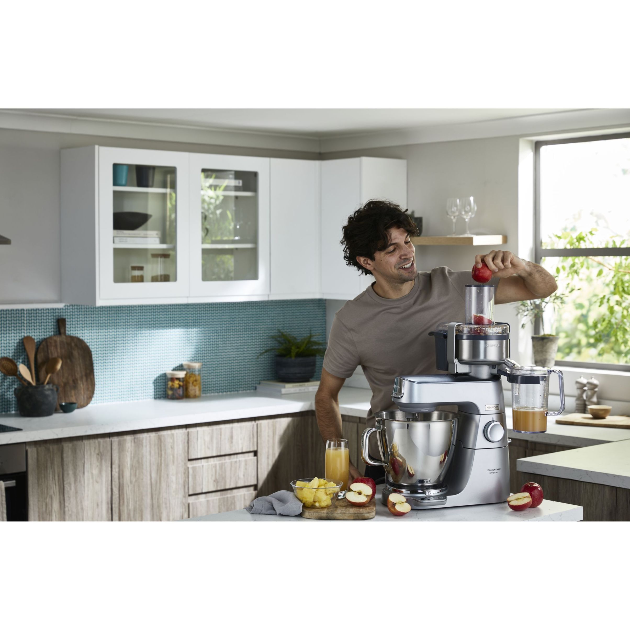 Robot de bucătărie planetar KENWOOD Titanium Chef Baker XL KVL85.704SI – 0W20011480, 1200W, 2 vase (7l/5l), Cântar, Blender, Mașină de tocat, Procesor alimente, Storcător citrice, Tocător, G20.03kg