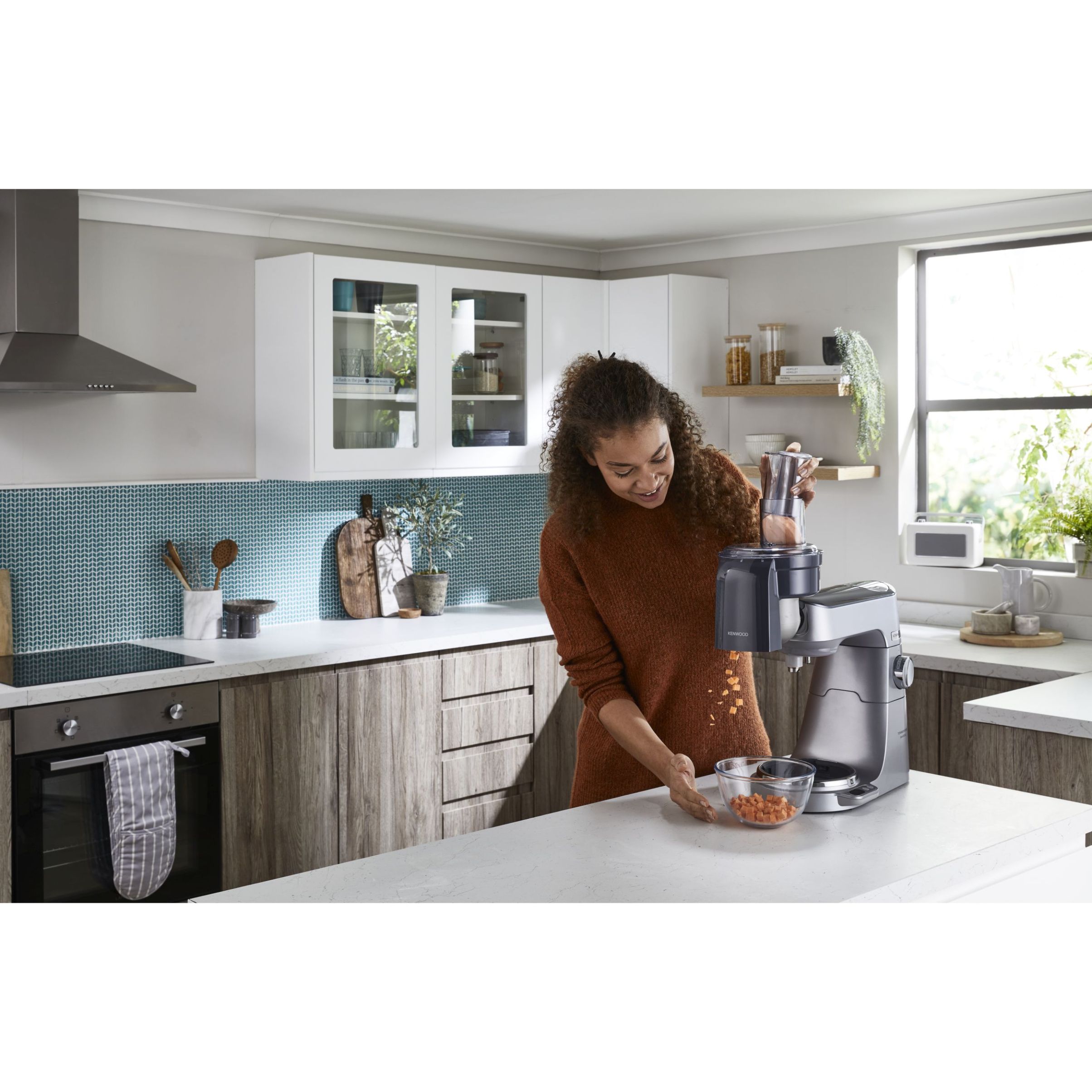 Robot de bucătărie planetar KENWOOD Titanium Chef Baker XL KVL85.704SI – 0W20011480, 1200W, 2 vase (7l/5l), Cântar, Blender, Mașină de tocat, Procesor alimente, Storcător citrice, Tocător, G20.03kg