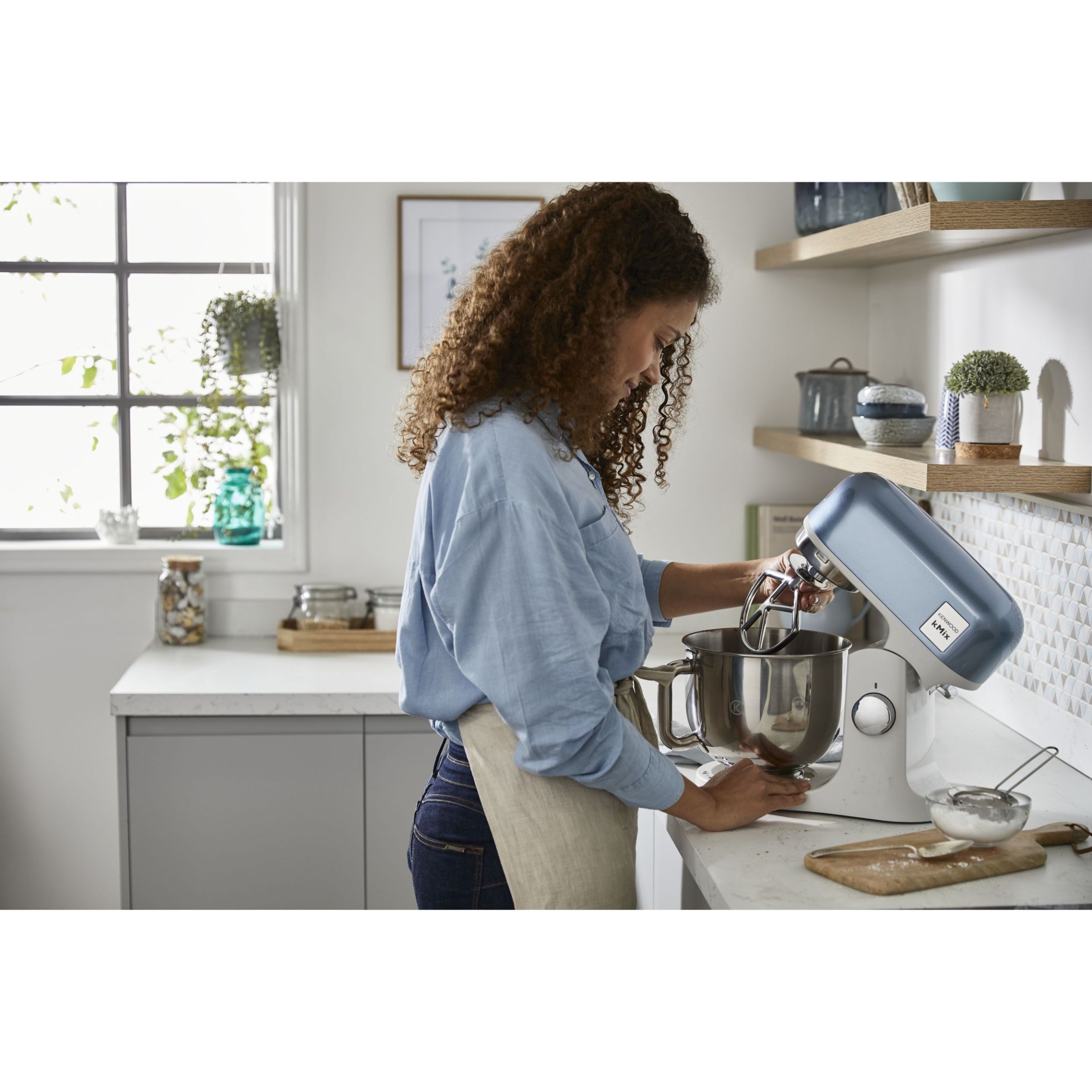 Robot de bucătărie planetar KENWOOD kMix Special Edition KMX760ABL – 0W20011441, 1000W (6 trepte și Turbo), Vas inox 5l, Set patiserie (tel 16 brațe, cârlig, paletă K), G9.3kg, Juniper Blue