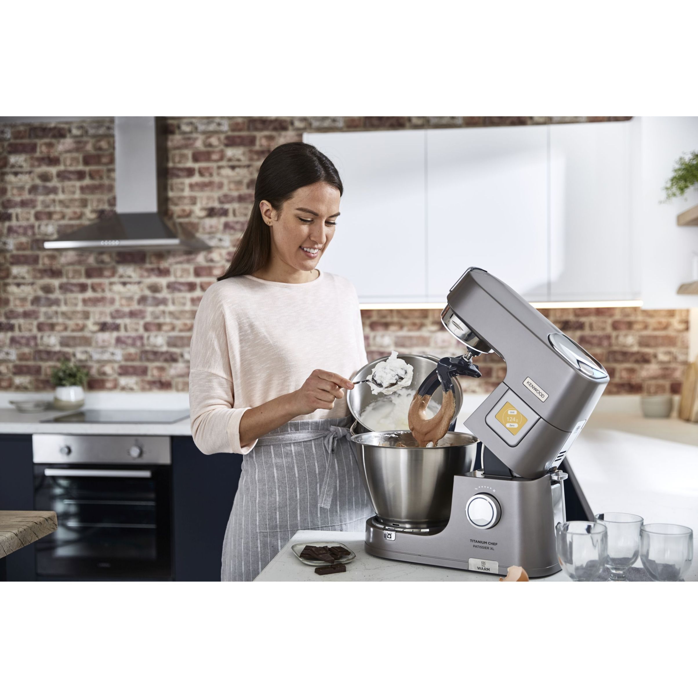 Robot de bucătărie planetar KENWOOD Titanium Chef Patissier XL KWL90.124SI – 0W20011363, 1400W, 6 funcții presetate, 2 vase 7 l/ 5 l, Blender sticlă, Cântar integrat, Sistem de încălzire, Touch screen