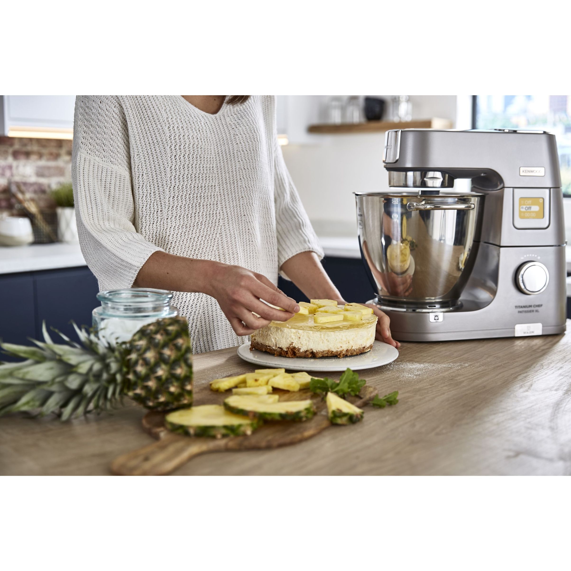 Robot de bucătărie planetar KENWOOD Titanium Chef Patissier XL KWL90.124SI – 0W20011363, 1400W, 6 funcții presetate, 2 vase 7 l/ 5 l, Blender sticlă, Cântar integrat, Sistem de încălzire, Touch screen