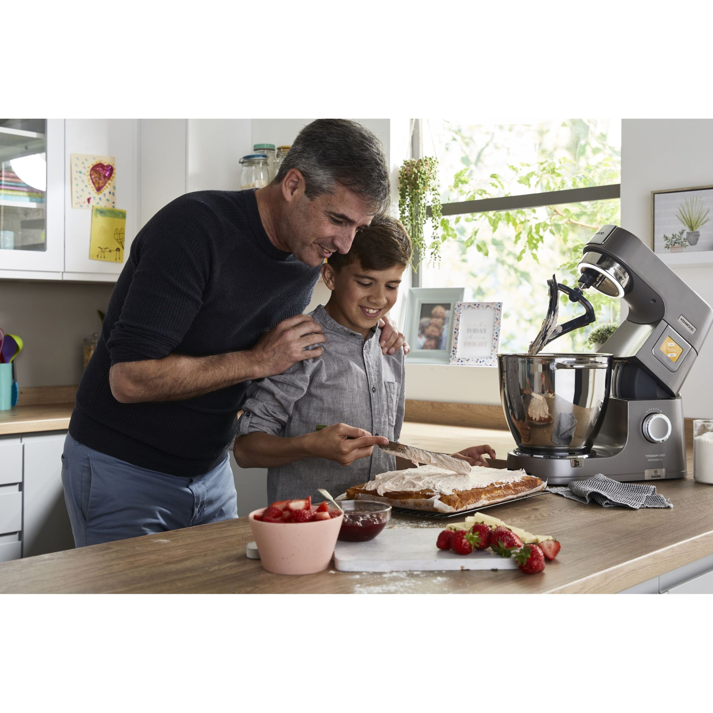 Robot de bucătărie planetar KENWOOD Titanium Chef Patissier XL KWL90.124SI – 0W20011363, 1400W, 6 funcții presetate, 2 vase 7 l/ 5 l, Blender sticlă, Cântar integrat, Sistem de încălzire, Touch screen