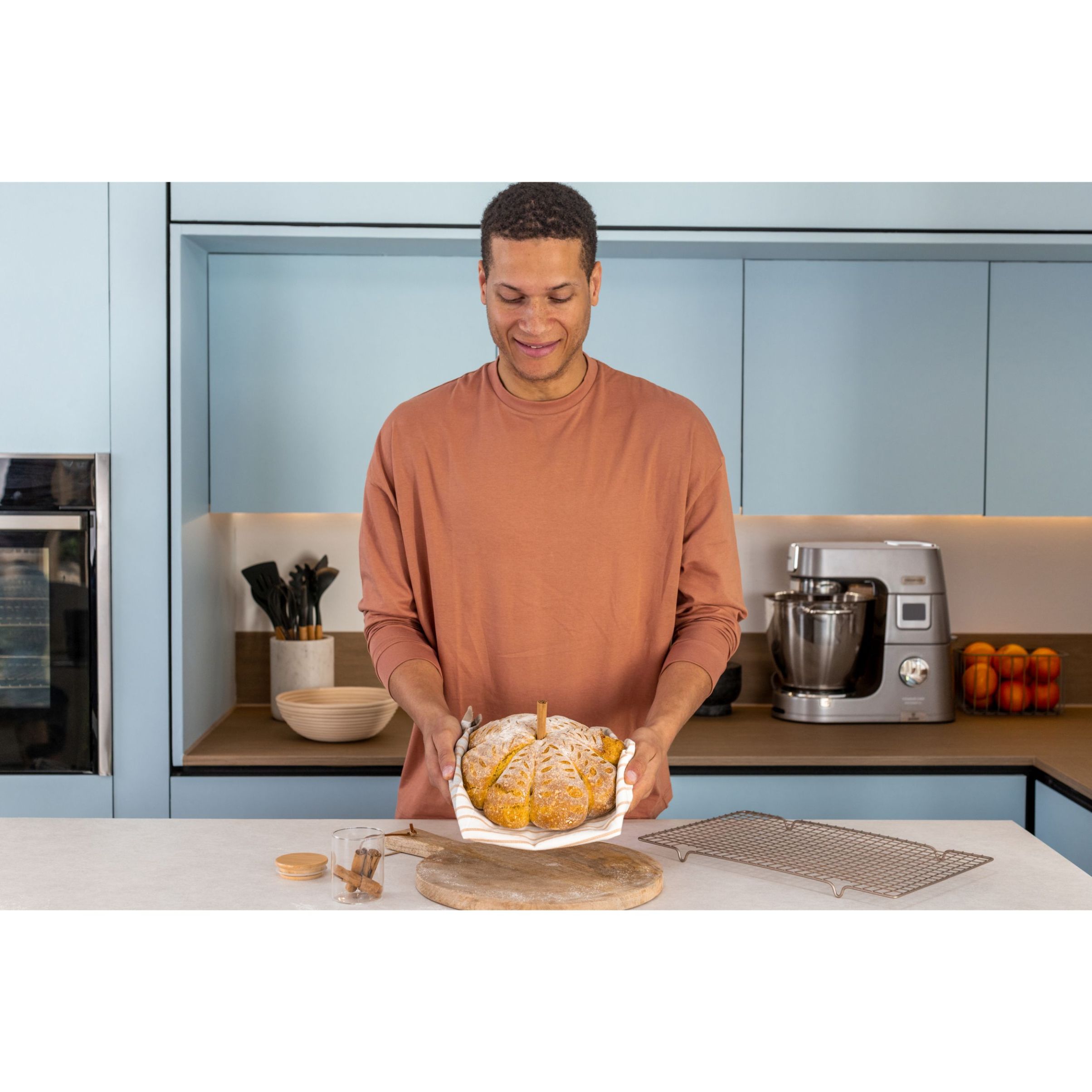 Robot de bucătărie planetar KENWOOD Titanium Chef Patissier XL KWL90.124SI – 0W20011363, 1400W, 6 funcții presetate, 2 vase 7 l/ 5 l, Blender sticlă, Cântar integrat, Sistem de încălzire, Touch screen