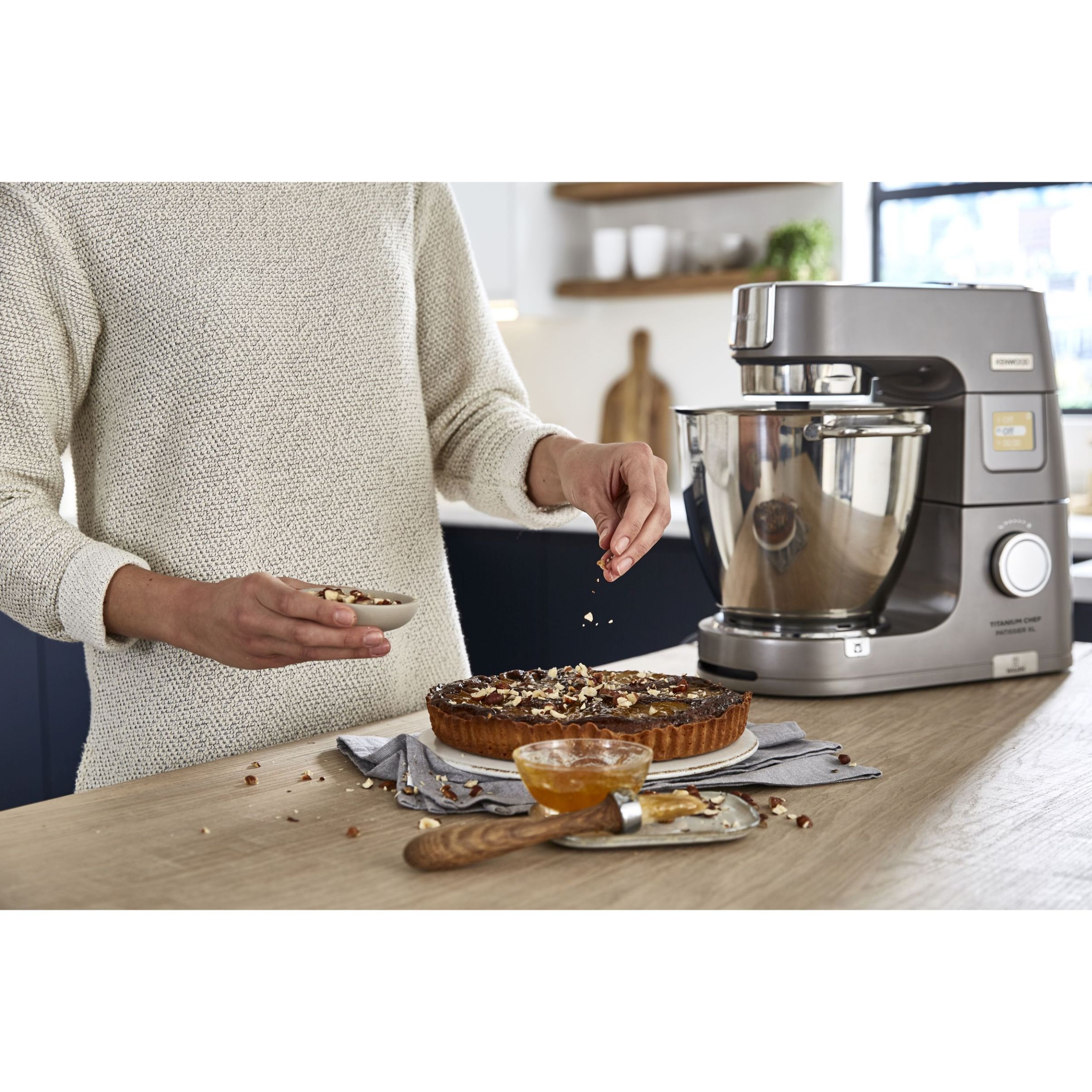 Robot de bucătărie planetar KENWOOD Titanium Chef Patissier XL KWL90.124SI – 0W20011363, 1400W, 6 funcții presetate, 2 vase 7 l/ 5 l, Blender sticlă, Cântar integrat, Sistem de încălzire, Touch screen