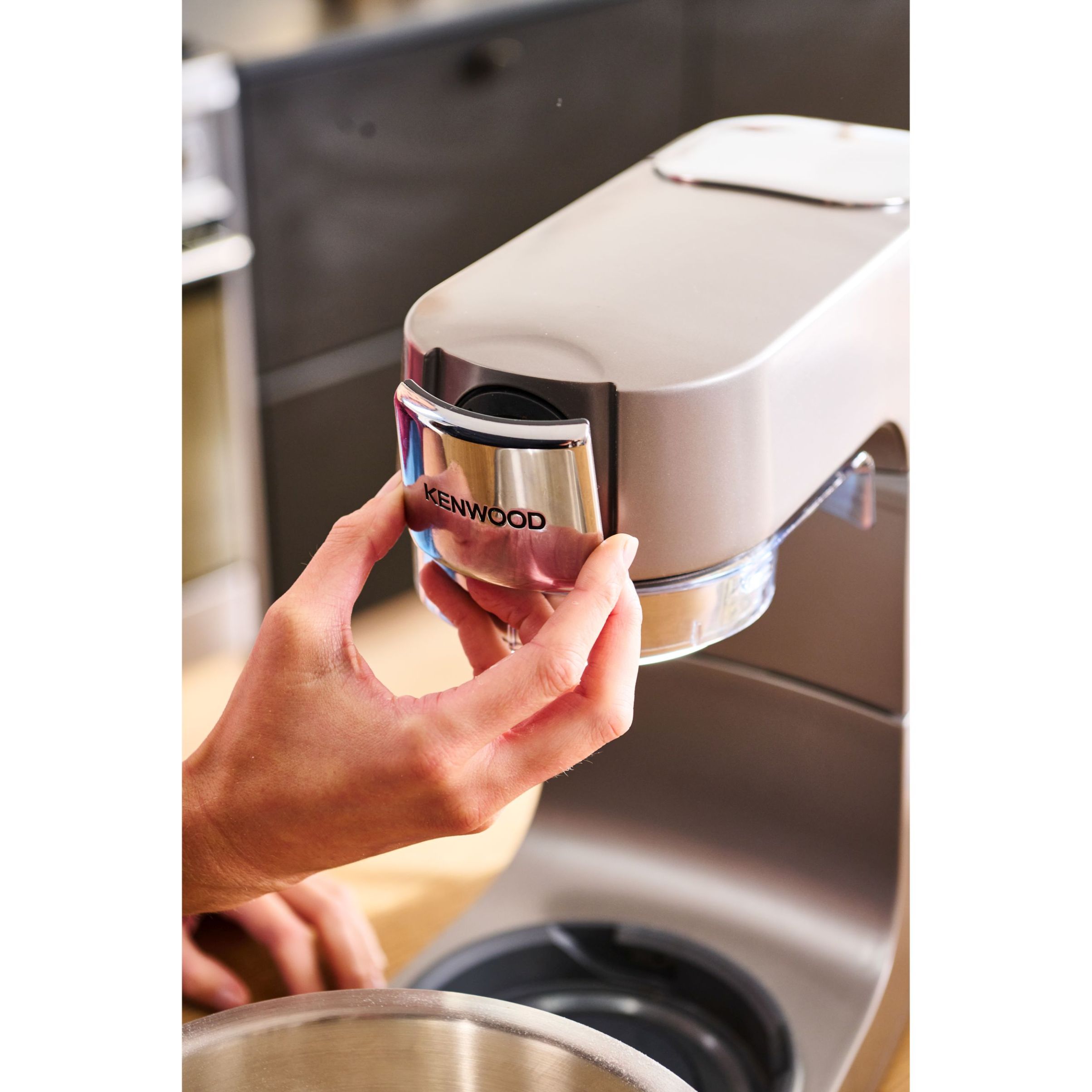 Robot de bucătărie planetar KENWOOD Titanium Chef Patissier XL KWL90.124SI – 0W20011363, 1400W, 6 funcții presetate, 2 vase 7 l/ 5 l, Blender sticlă, Cântar integrat, Sistem de încălzire, Touch screen