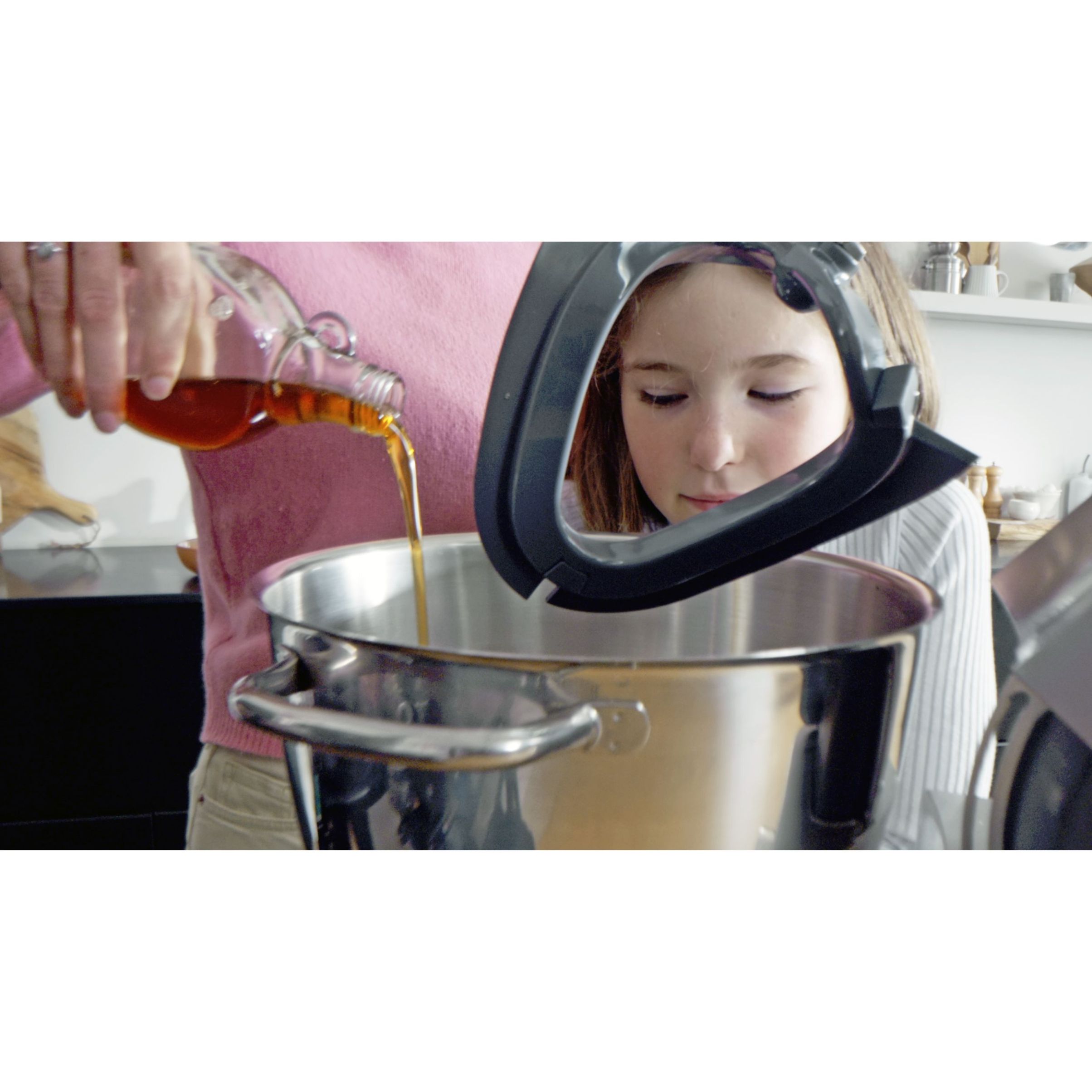 Robot de bucătărie planetar KENWOOD Titanium Chef Patissier XL KWL90.124SI – 0W20011363, 1400W, 6 funcții presetate, 2 vase 7 l/ 5 l, Blender sticlă, Cântar integrat, Sistem de încălzire, Touch screen