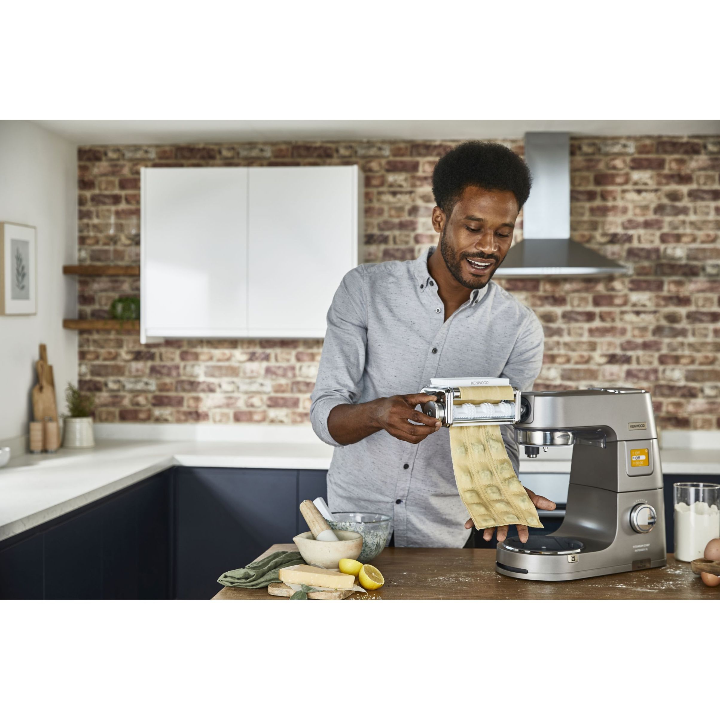 Robot de bucătărie planetar KENWOOD Titanium Chef Patissier XL KWL90.124SI – 0W20011363, 1400W, 6 funcții presetate, 2 vase 7 l/ 5 l, Blender sticlă, Cântar integrat, Sistem de încălzire, Touch screen