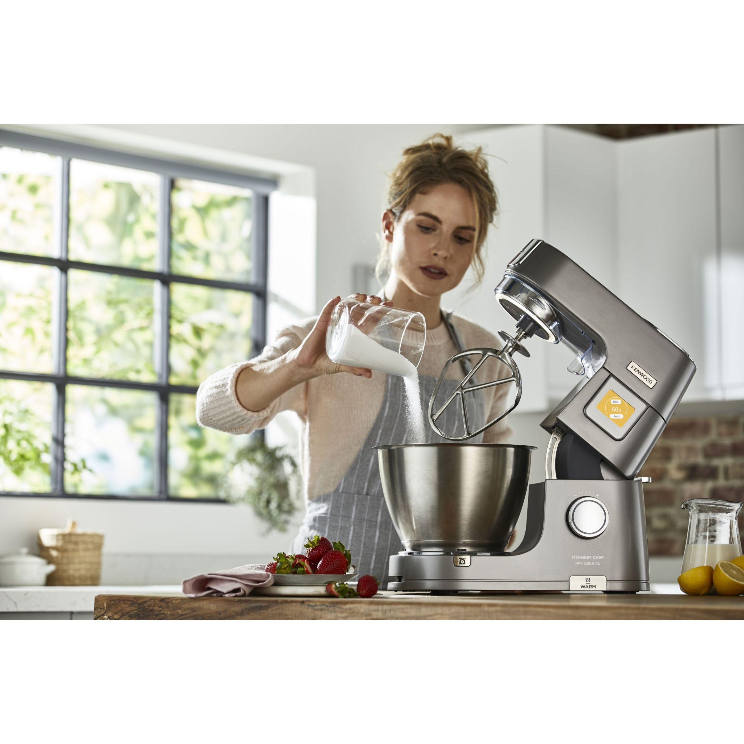 Robot de bucătărie planetar KENWOOD Titanium Chef Patissier XL KWL90.124SI – 0W20011363, 1400W, 6 funcții presetate, 2 vase 7 l/ 5 l, Blender sticlă, Cântar integrat, Sistem de încălzire, Touch screen