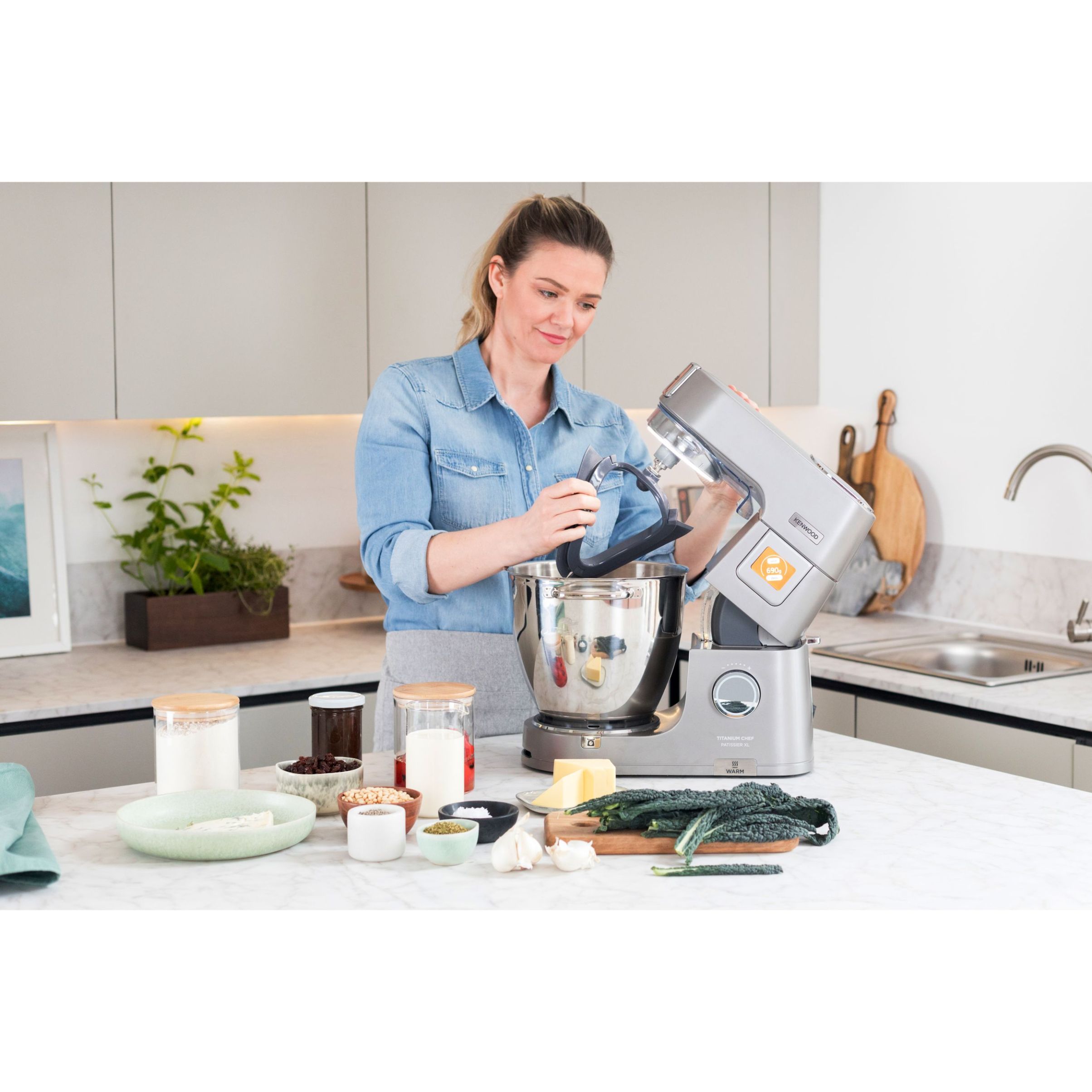 Robot de bucătărie planetar KENWOOD Titanium Chef Patissier XL KWL90.124SI – 0W20011363, 1400W, 6 funcții presetate, 2 vase 7 l/ 5 l, Blender sticlă, Cântar integrat, Sistem de încălzire, Touch screen