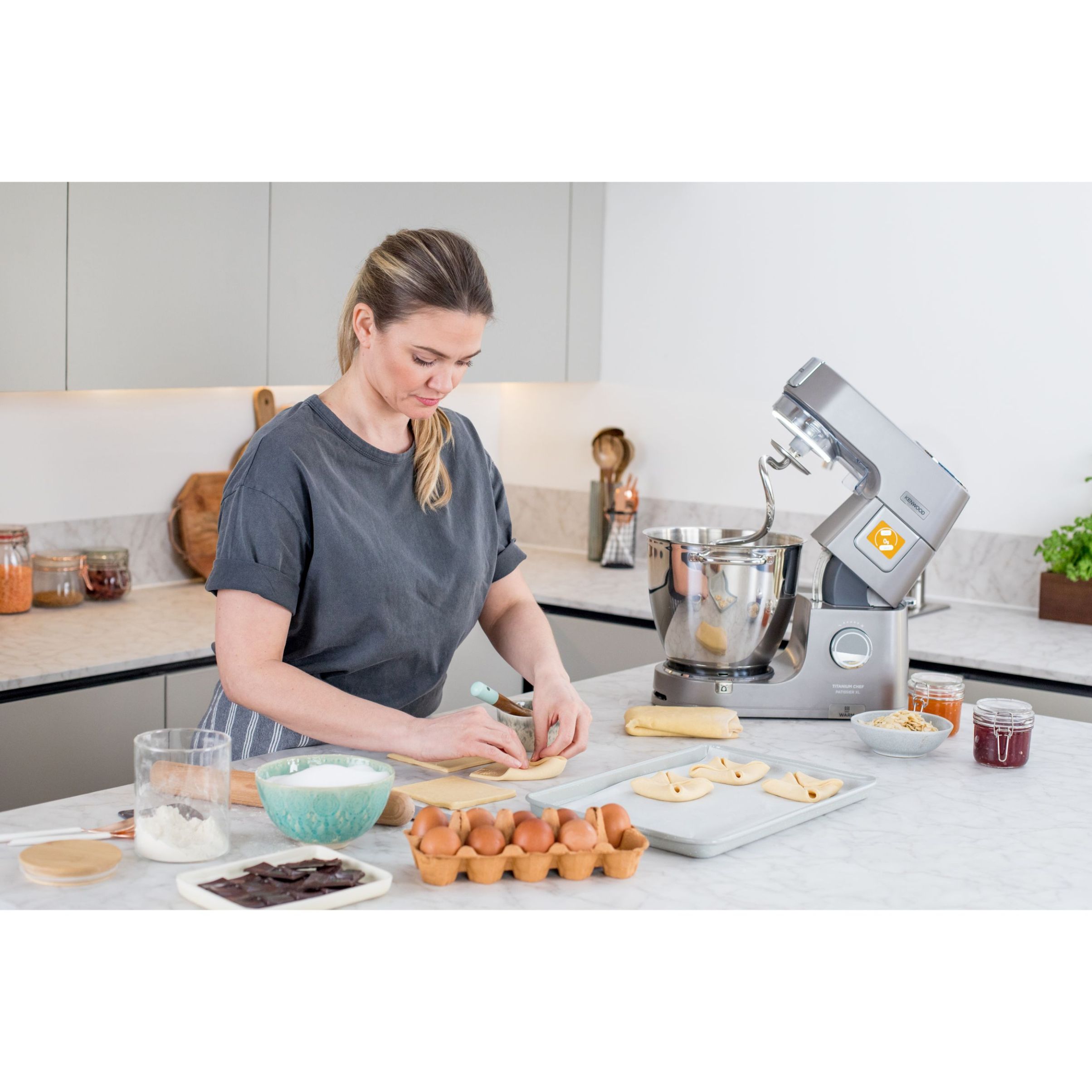 Robot de bucătărie planetar KENWOOD Titanium Chef Patissier XL KWL90.124SI – 0W20011363, 1400W, 6 funcții presetate, 2 vase 7 l/ 5 l, Blender sticlă, Cântar integrat, Sistem de încălzire, Touch screen