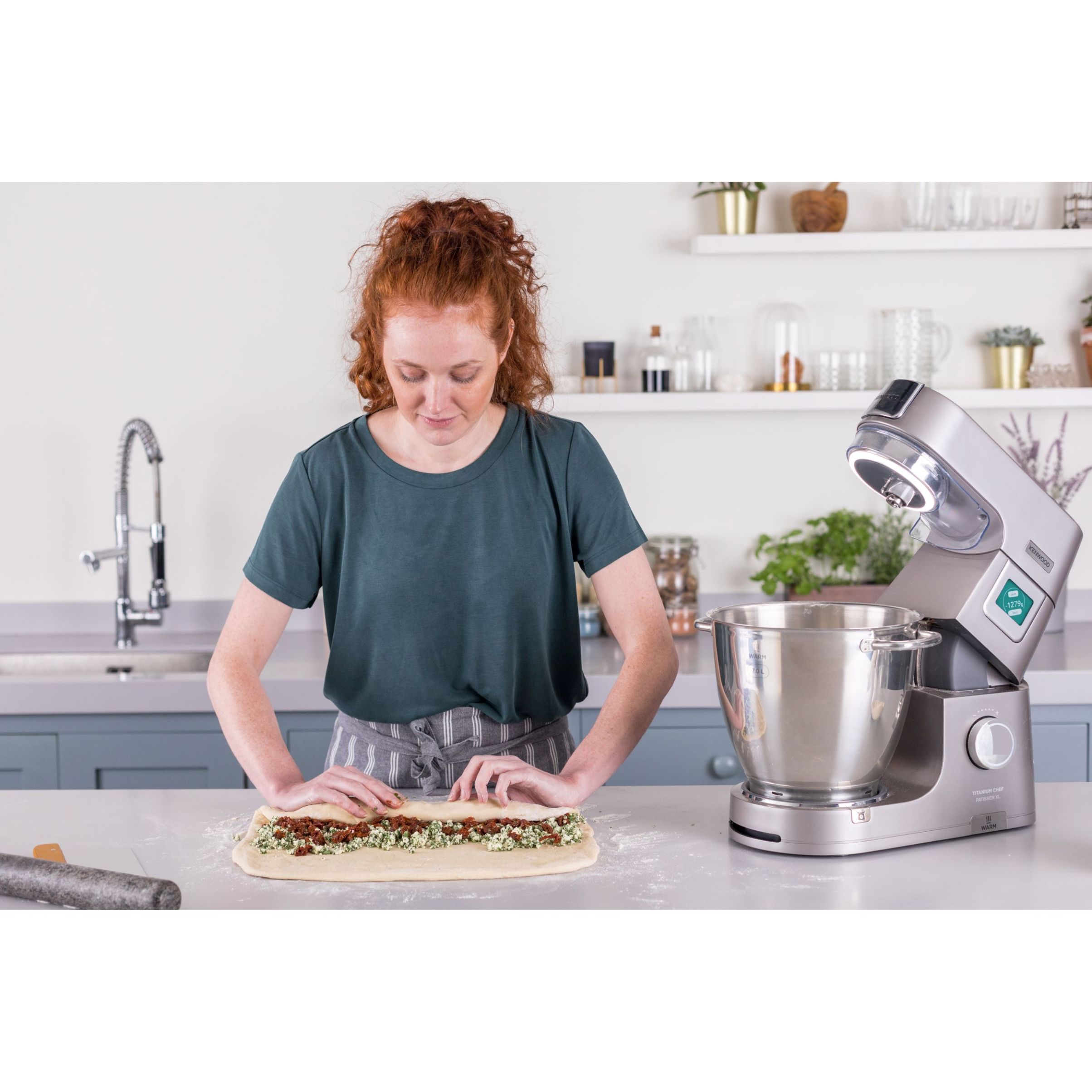 Robot de bucătărie planetar KENWOOD Titanium Chef Patissier XL KWL90.124SI – 0W20011363, 1400W, 6 funcții presetate, 2 vase 7 l/ 5 l, Blender sticlă, Cântar integrat, Sistem de încălzire, Touch screen
