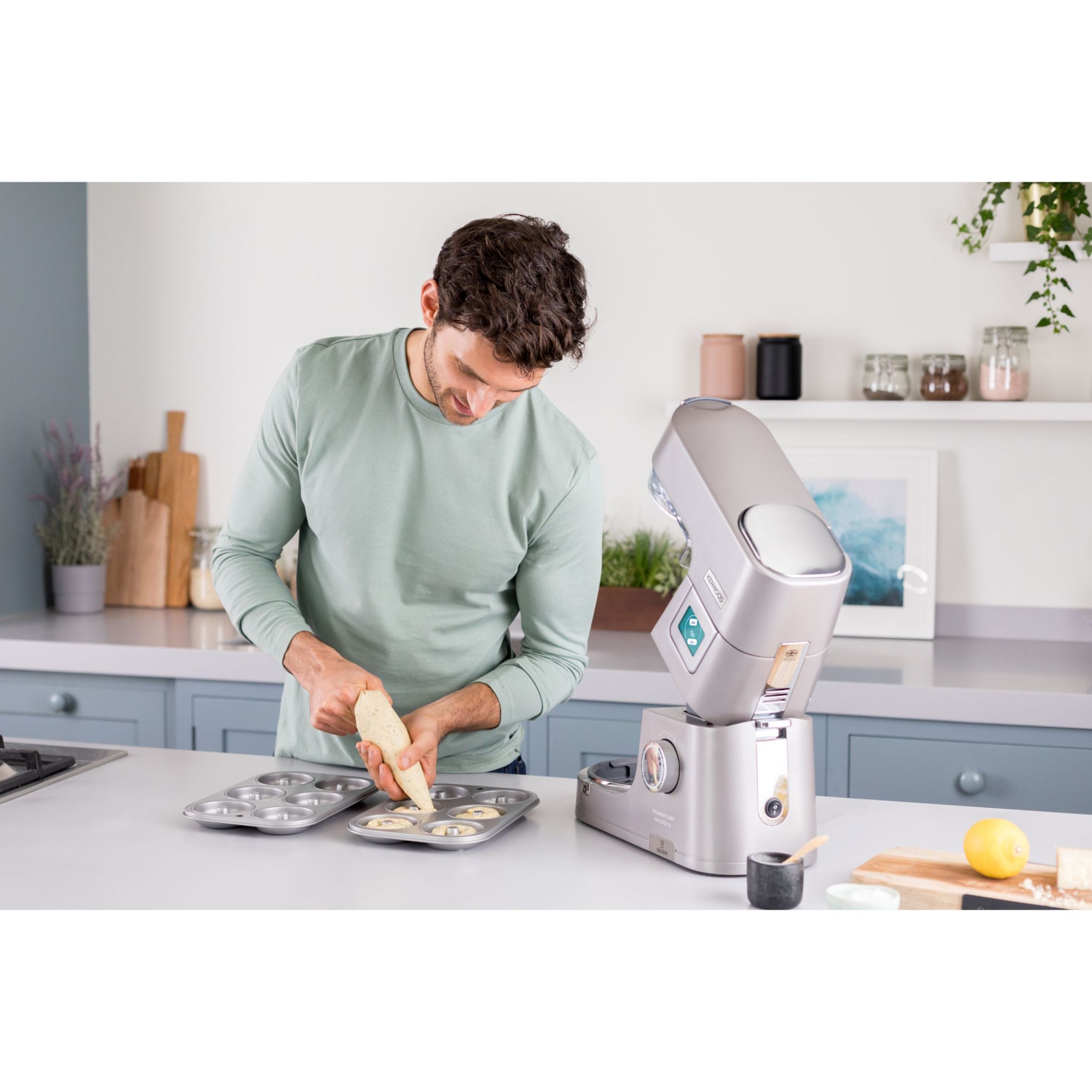 Robot de bucătărie planetar KENWOOD Titanium Chef Patissier XL KWL90.124SI – 0W20011363, 1400W, 6 funcții presetate, 2 vase 7 l/ 5 l, Blender sticlă, Cântar integrat, Sistem de încălzire, Touch screen