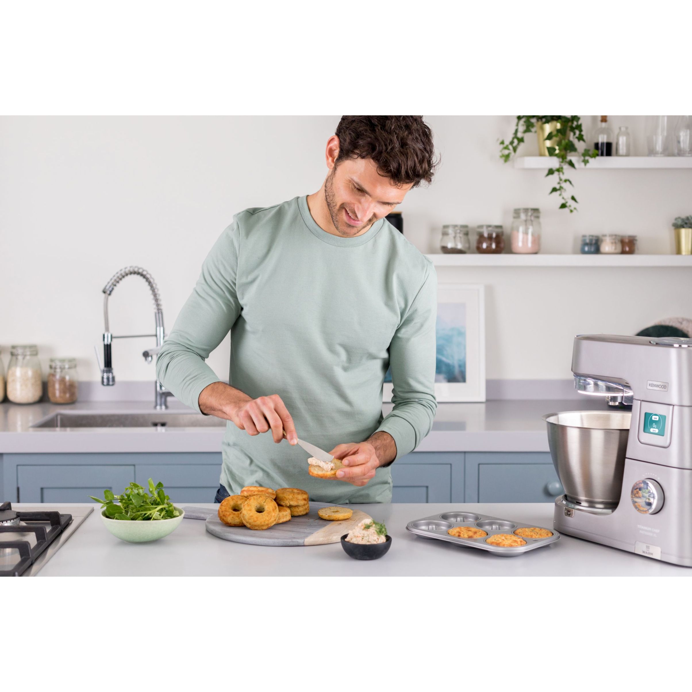 Robot de bucătărie planetar KENWOOD Titanium Chef Patissier XL KWL90.124SI – 0W20011363, 1400W, 6 funcții presetate, 2 vase 7 l/ 5 l, Blender sticlă, Cântar integrat, Sistem de încălzire, Touch screen