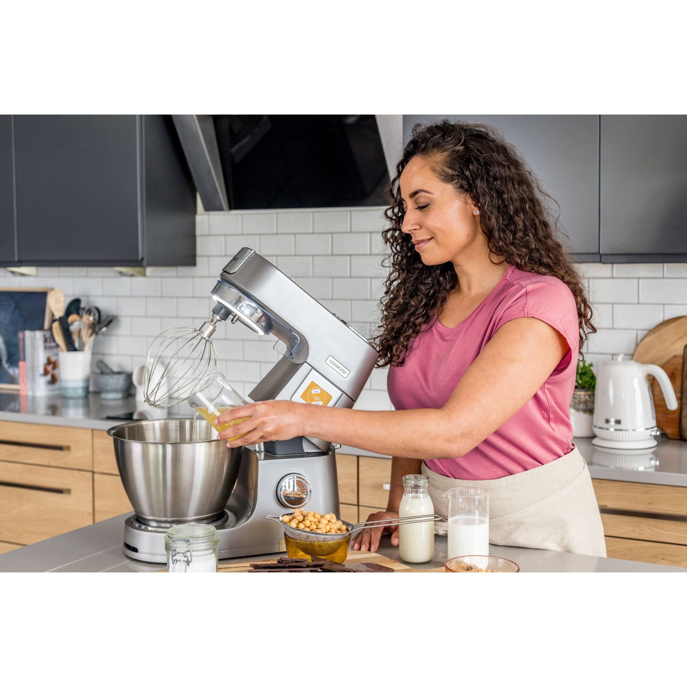 Robot de bucătărie planetar KENWOOD Titanium Chef Patissier XL KWL90.124SI – 0W20011363, 1400W, 6 funcții presetate, 2 vase 7 l/ 5 l, Blender sticlă, Cântar integrat, Sistem de încălzire, Touch screen