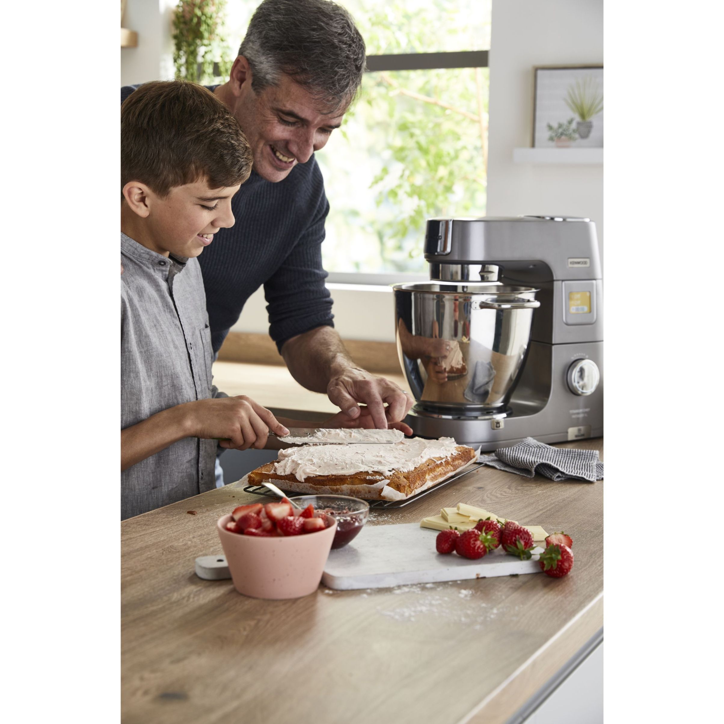 Robot de bucătărie planetar KENWOOD Titanium Chef Patissier XL KWL90.034SI – 0W20011371, 1400W, 6 funcții presetate, Vas 7 l, Blender sticlă, Cântar integrat, Sistem de încălzire, Touch screen