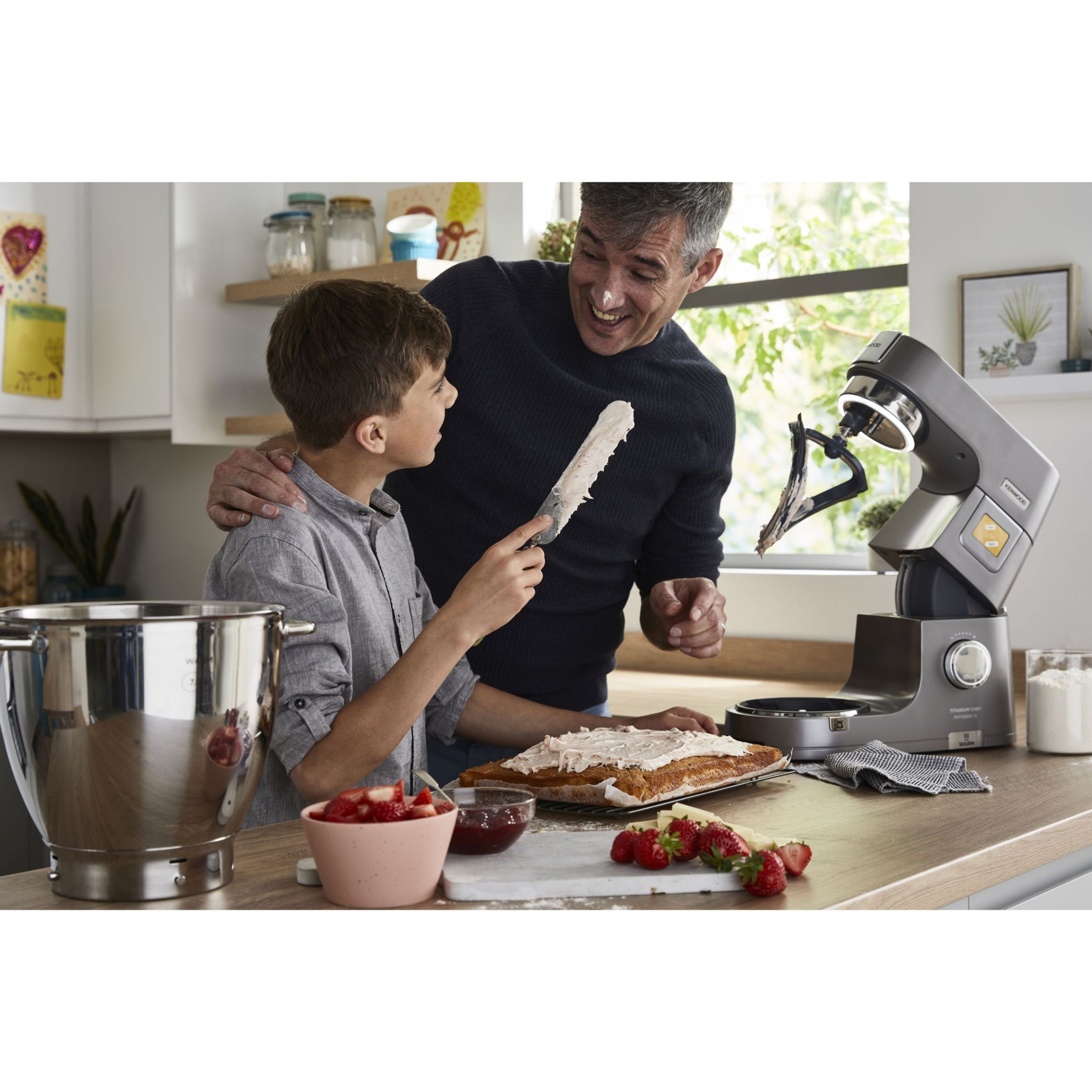 Robot de bucătărie planetar KENWOOD Titanium Chef Patissier XL KWL90.034SI – 0W20011371, 1400W, 6 funcții presetate, Vas 7 l, Blender sticlă, Cântar integrat, Sistem de încălzire, Touch screen
