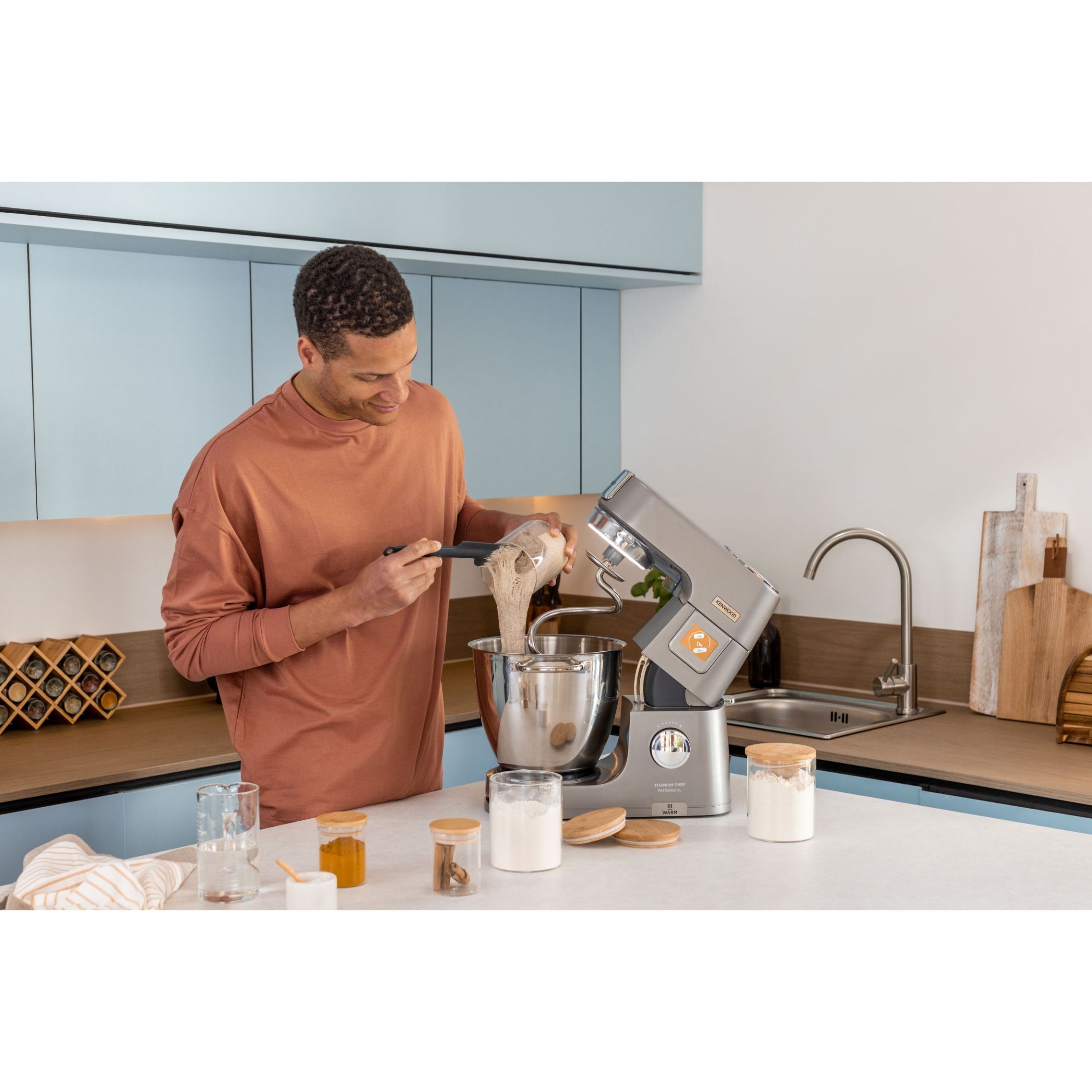 Robot de bucătărie planetar KENWOOD Titanium Chef Patissier XL KWL90.034SI – 0W20011371, 1400W, 6 funcții presetate, Vas 7 l, Blender sticlă, Cântar integrat, Sistem de încălzire, Touch screen