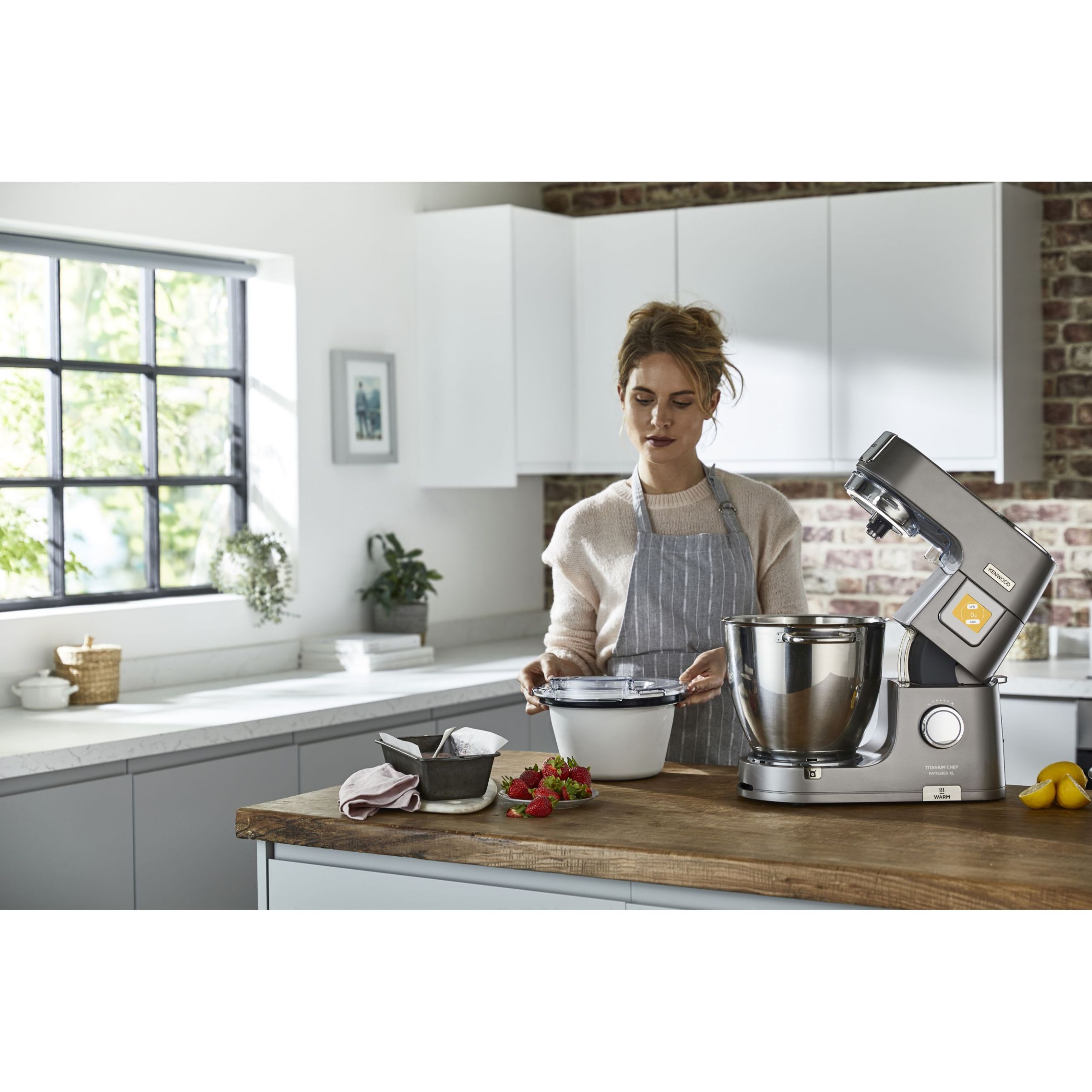Robot de bucătărie planetar KENWOOD Titanium Chef Patissier XL KWL90.034SI – 0W20011371, 1400W, 6 funcții presetate, Vas 7 l, Blender sticlă, Cântar integrat, Sistem de încălzire, Touch screen
