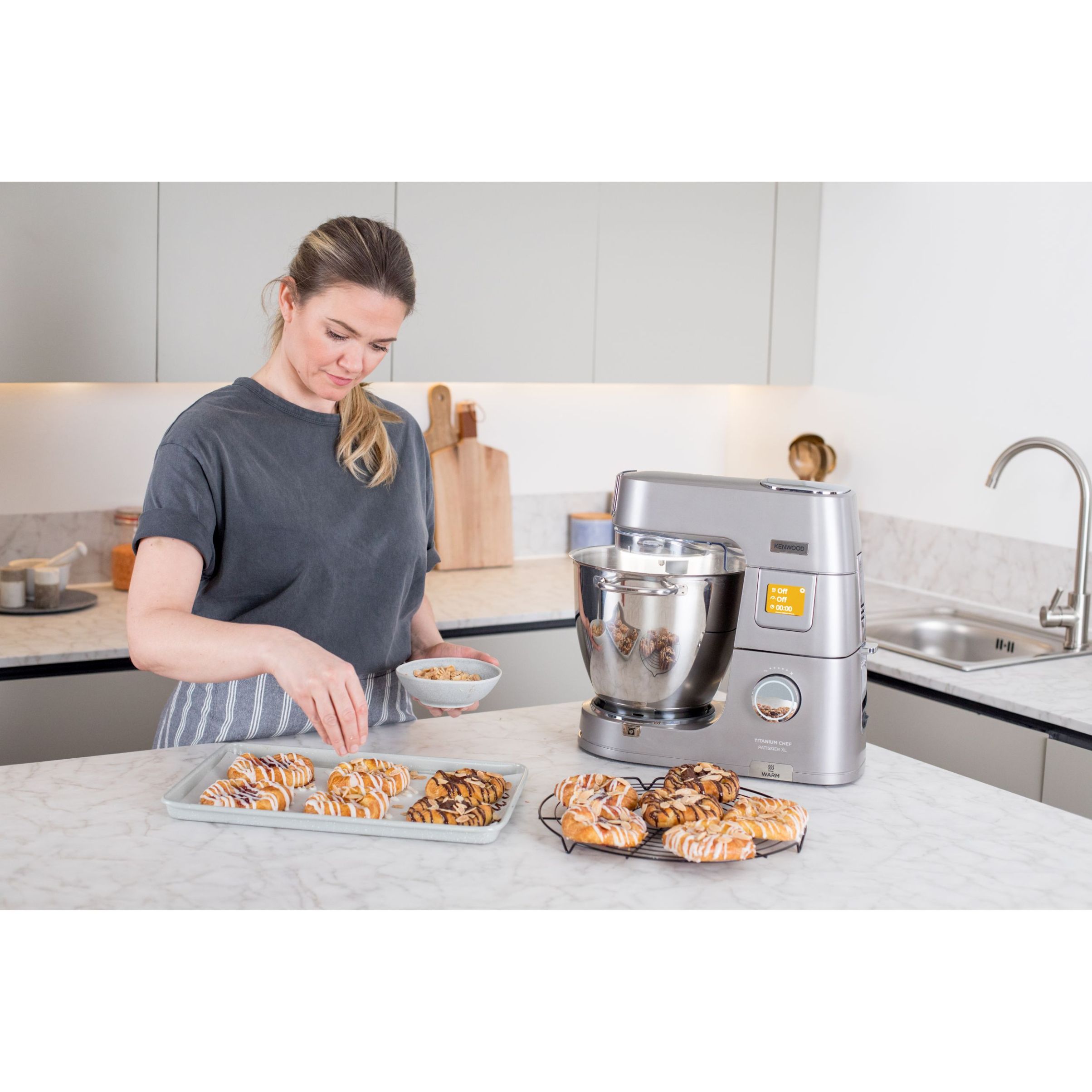 Robot de bucătărie planetar KENWOOD Titanium Chef Patissier XL KWL90.034SI – 0W20011371, 1400W, 6 funcții presetate, Vas 7 l, Blender sticlă, Cântar integrat, Sistem de încălzire, Touch screen