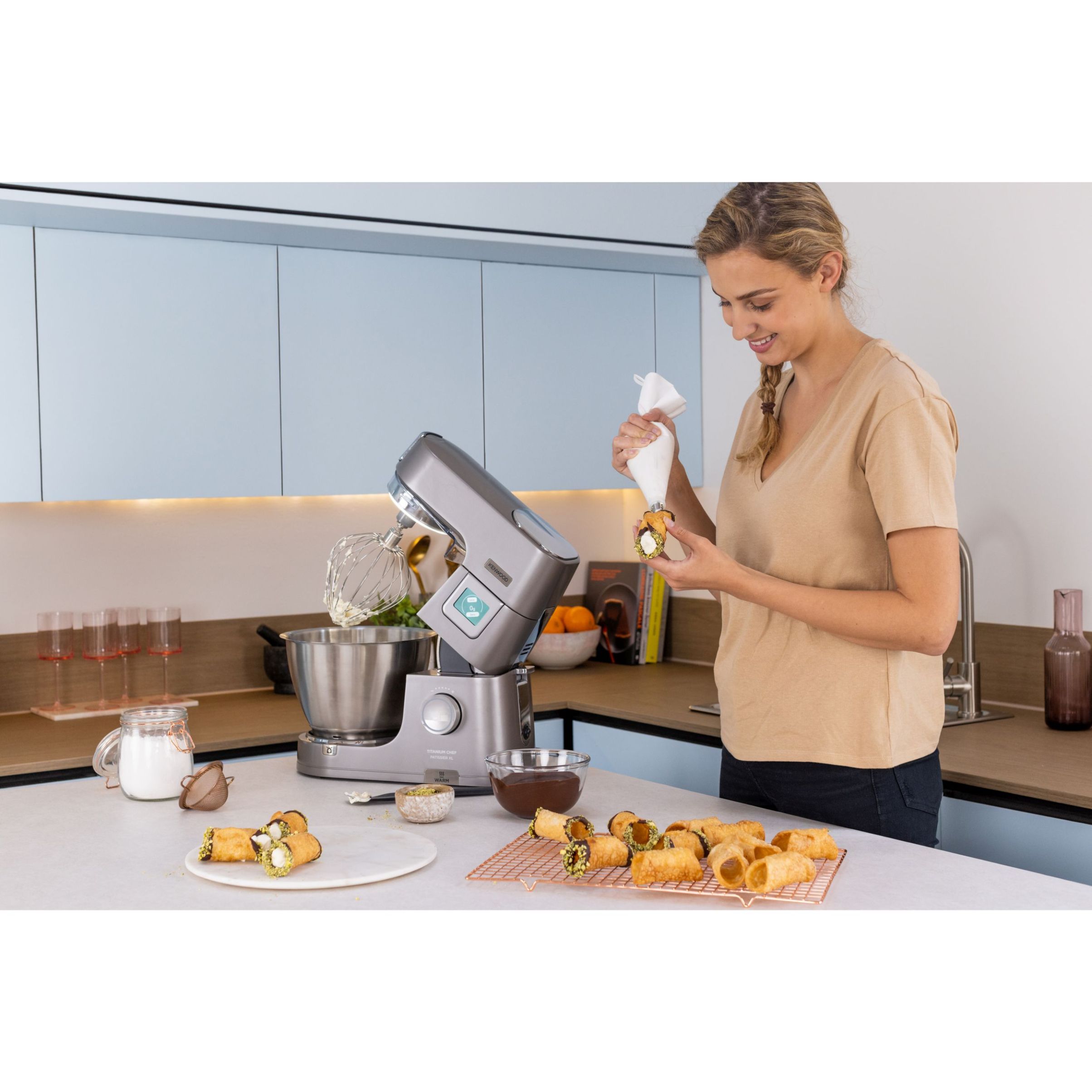 Robot de bucătărie planetar KENWOOD Titanium Chef Patissier XL KWL90.034SI – 0W20011371, 1400W, 6 funcții presetate, Vas 7 l, Blender sticlă, Cântar integrat, Sistem de încălzire, Touch screen